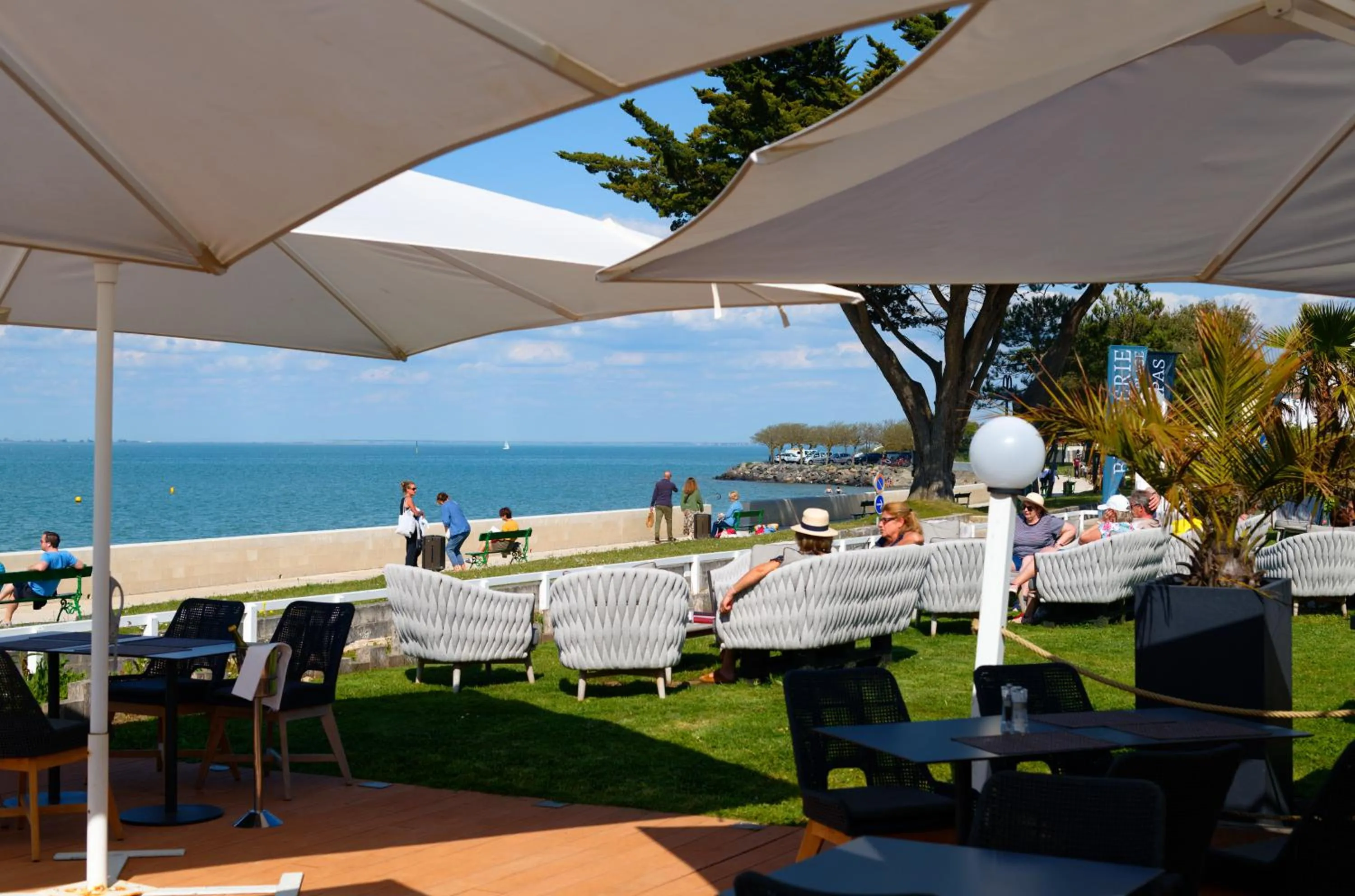 Patio in HR Hôtel-Restaurant & Spa Marin