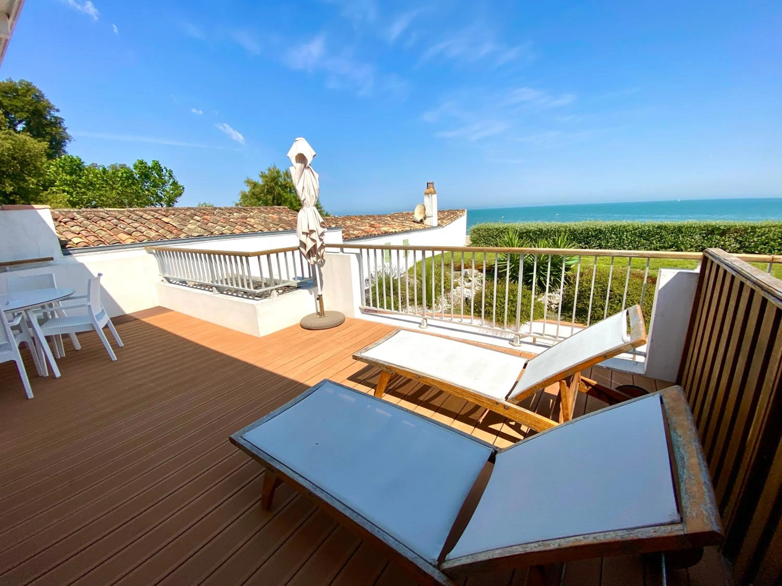 Patio in HR Hôtel-Restaurant & Spa Marin