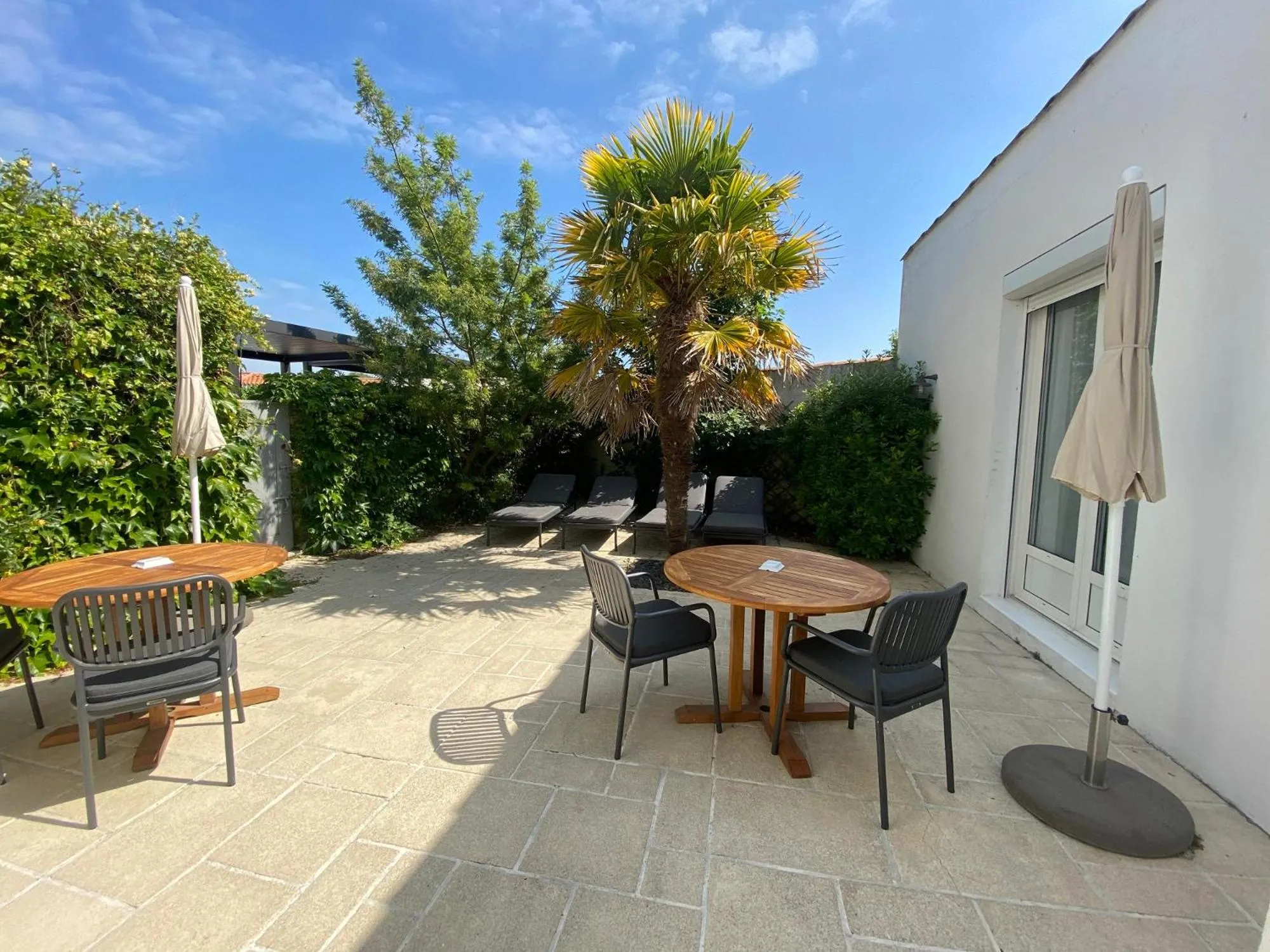 Patio in HR Hôtel-Restaurant & Spa Marin