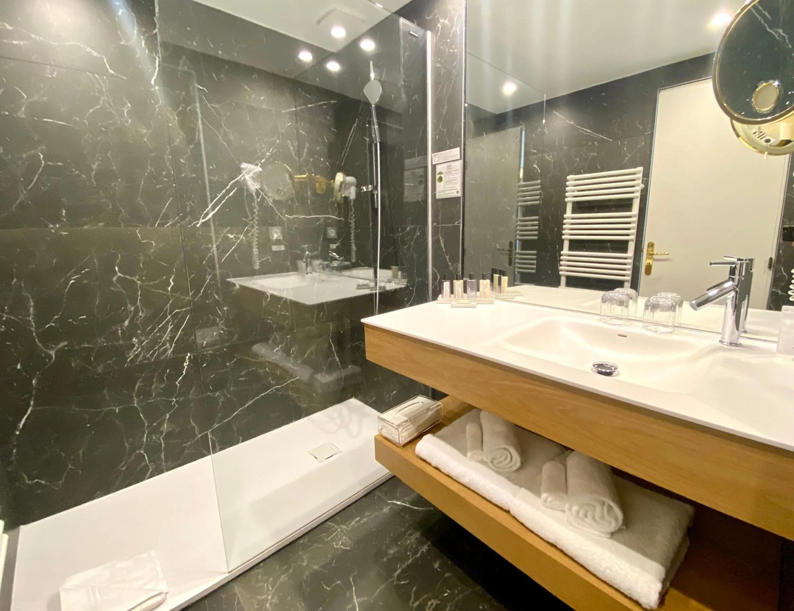 Bathroom in HR Hôtel-Restaurant & Spa Marin