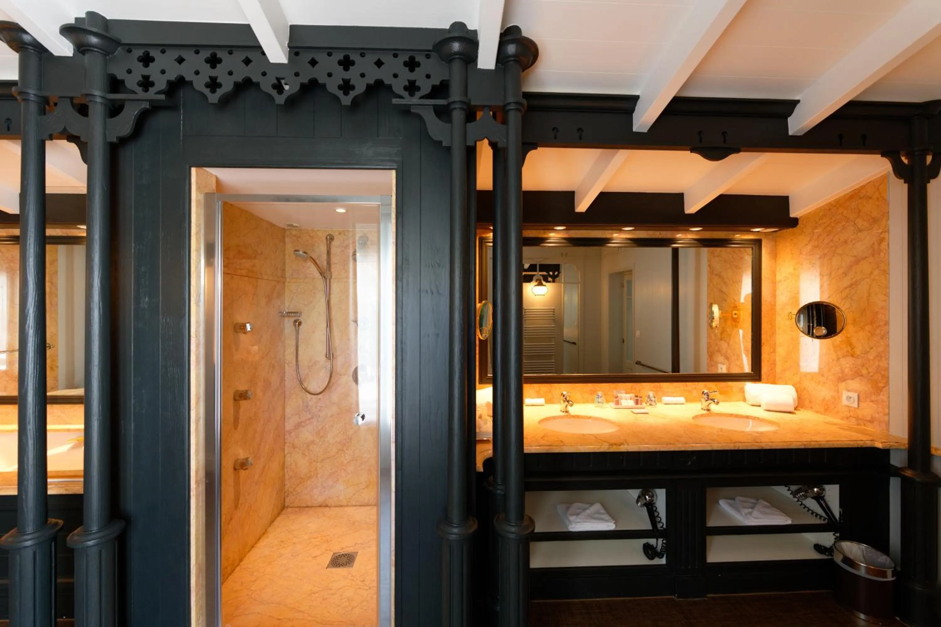 Bathroom, Bed in HR Hôtel-Restaurant & Spa Marin