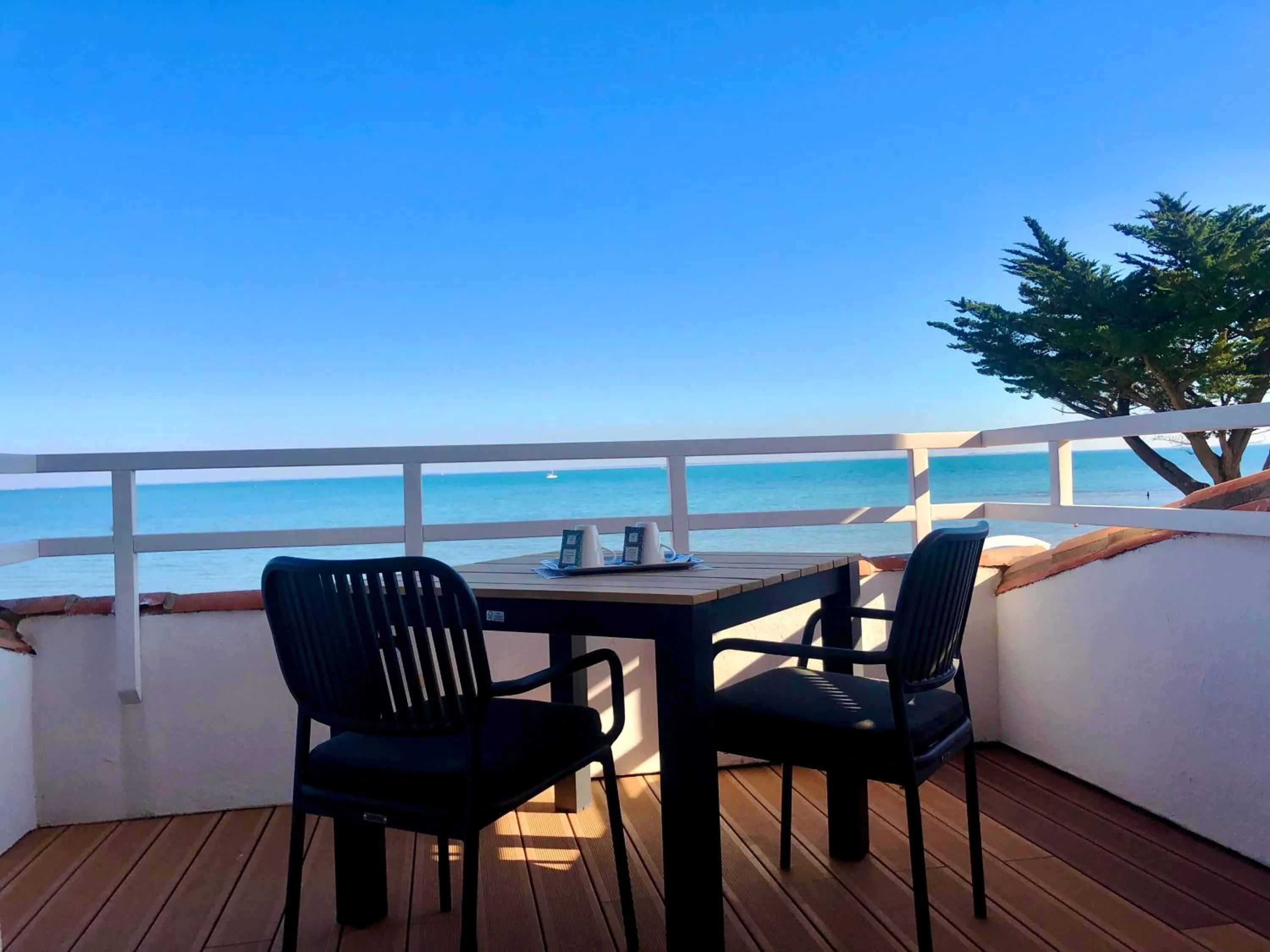 Patio in HR Hôtel-Restaurant & Spa Marin