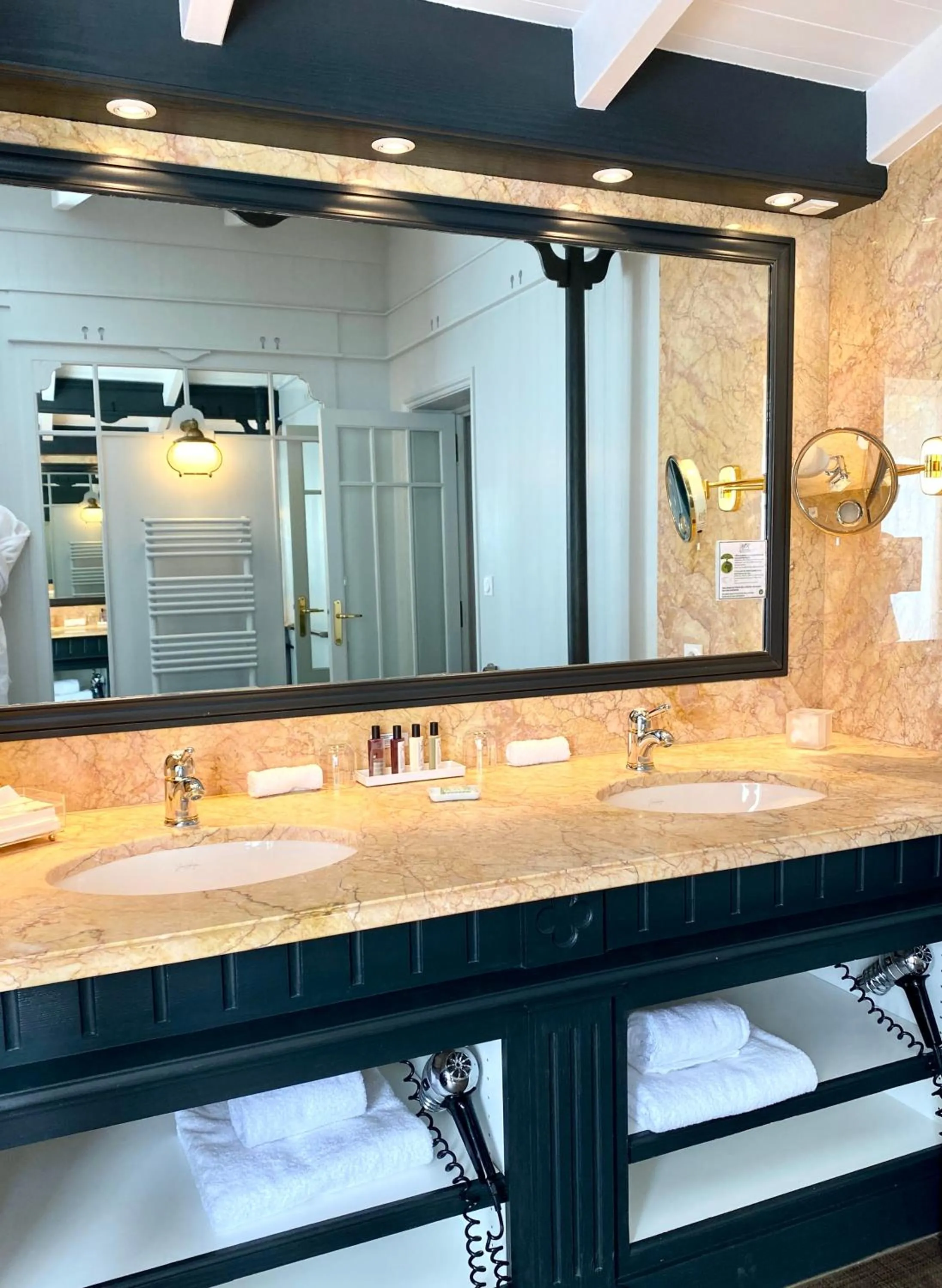 Bathroom in HR Hôtel-Restaurant & Spa Marin