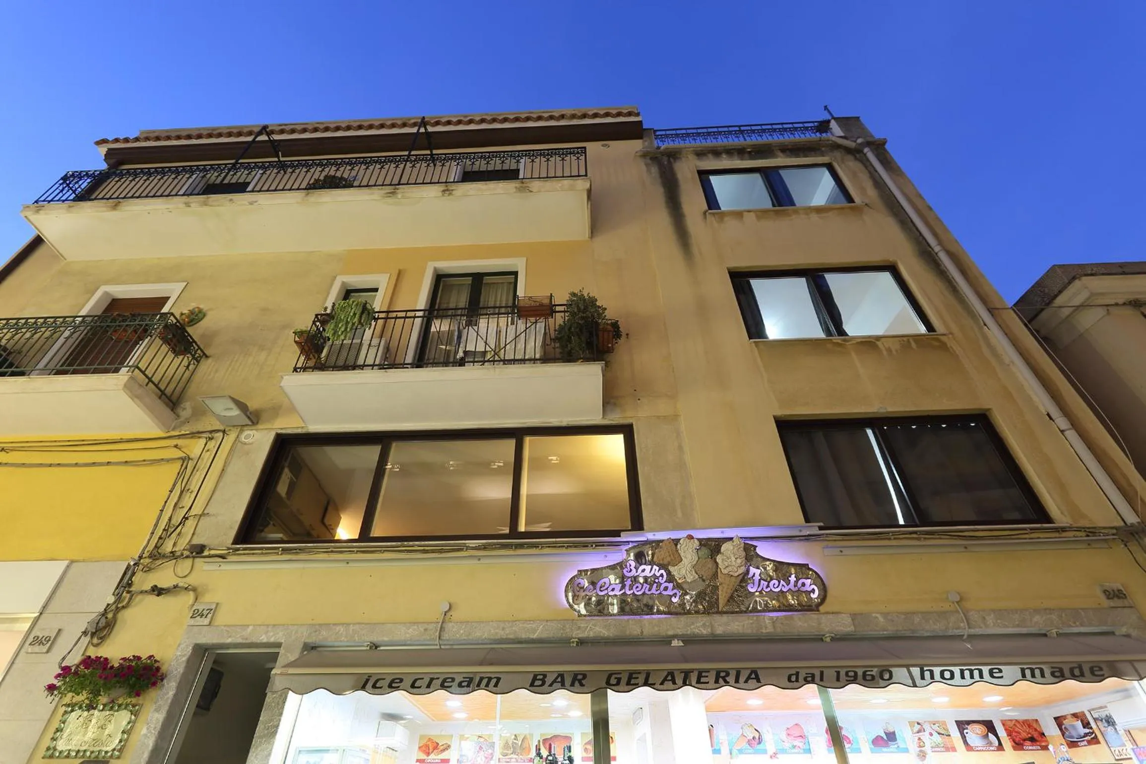 Facade/entrance in Casa Fresta