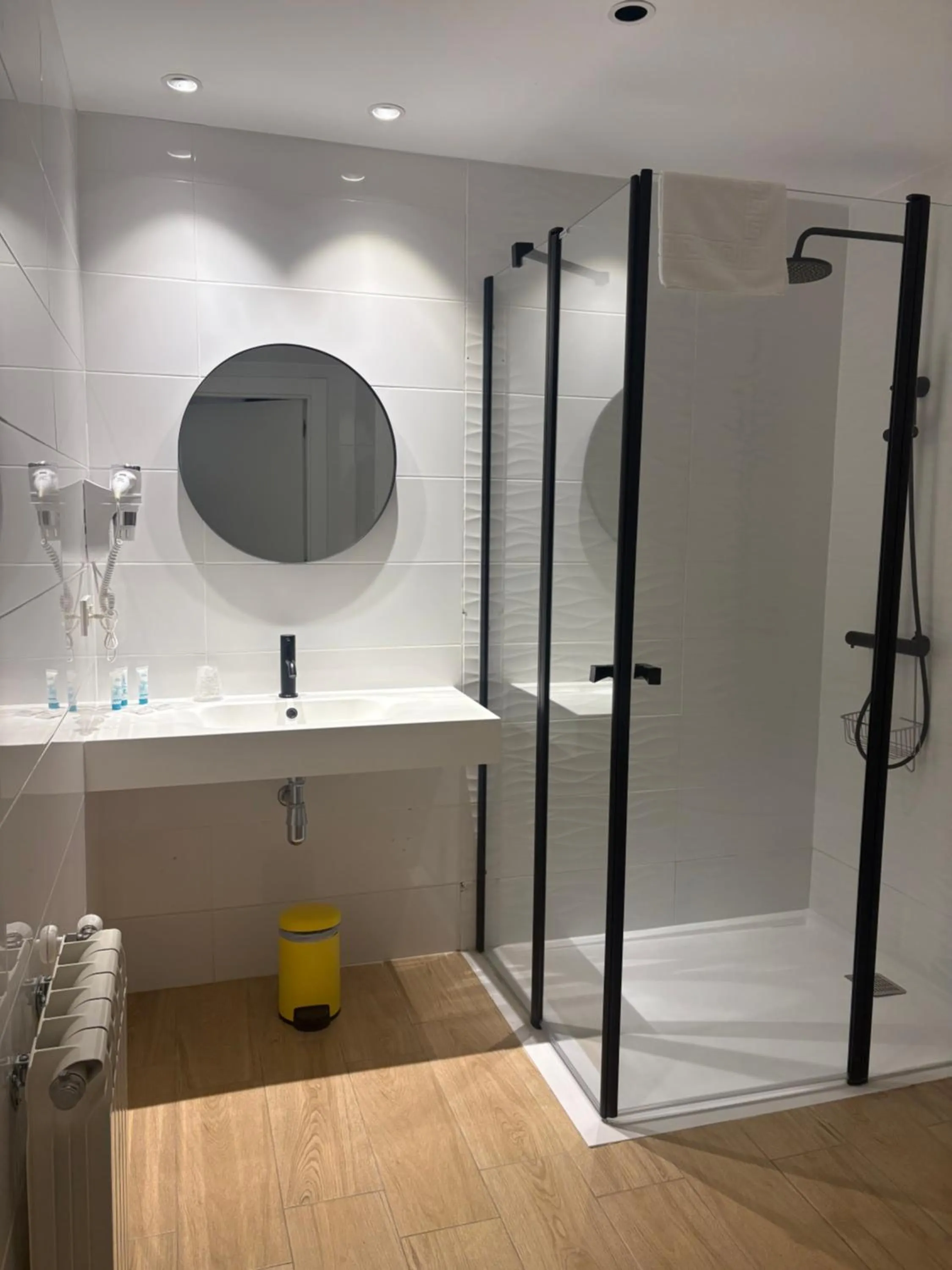 Shower in Hotel Puerto de Llanes