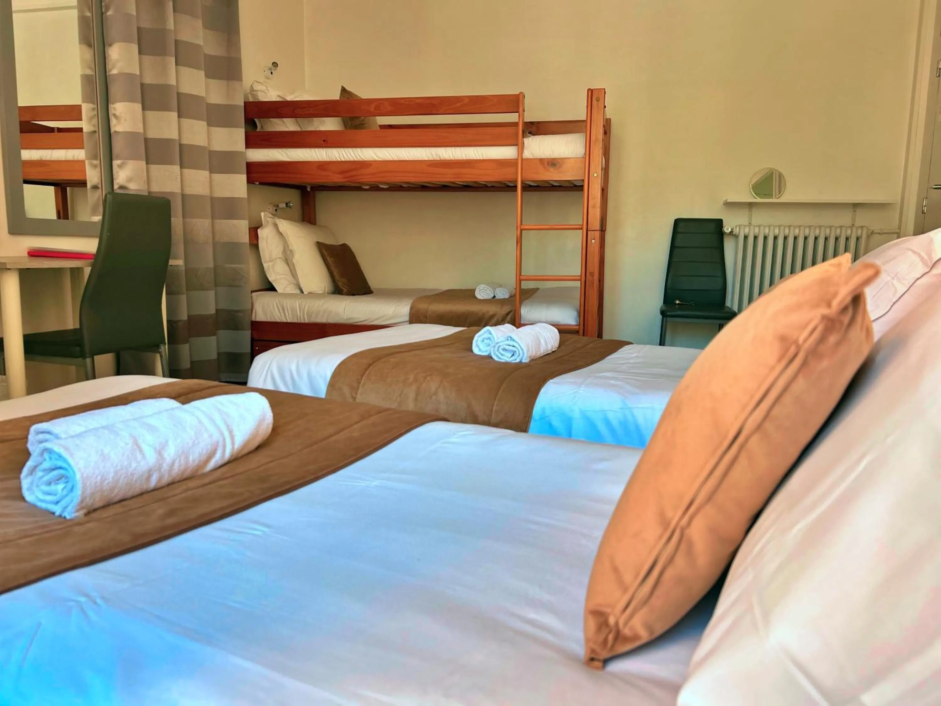 Restaurant/places to eat, Bed in Les Callunes