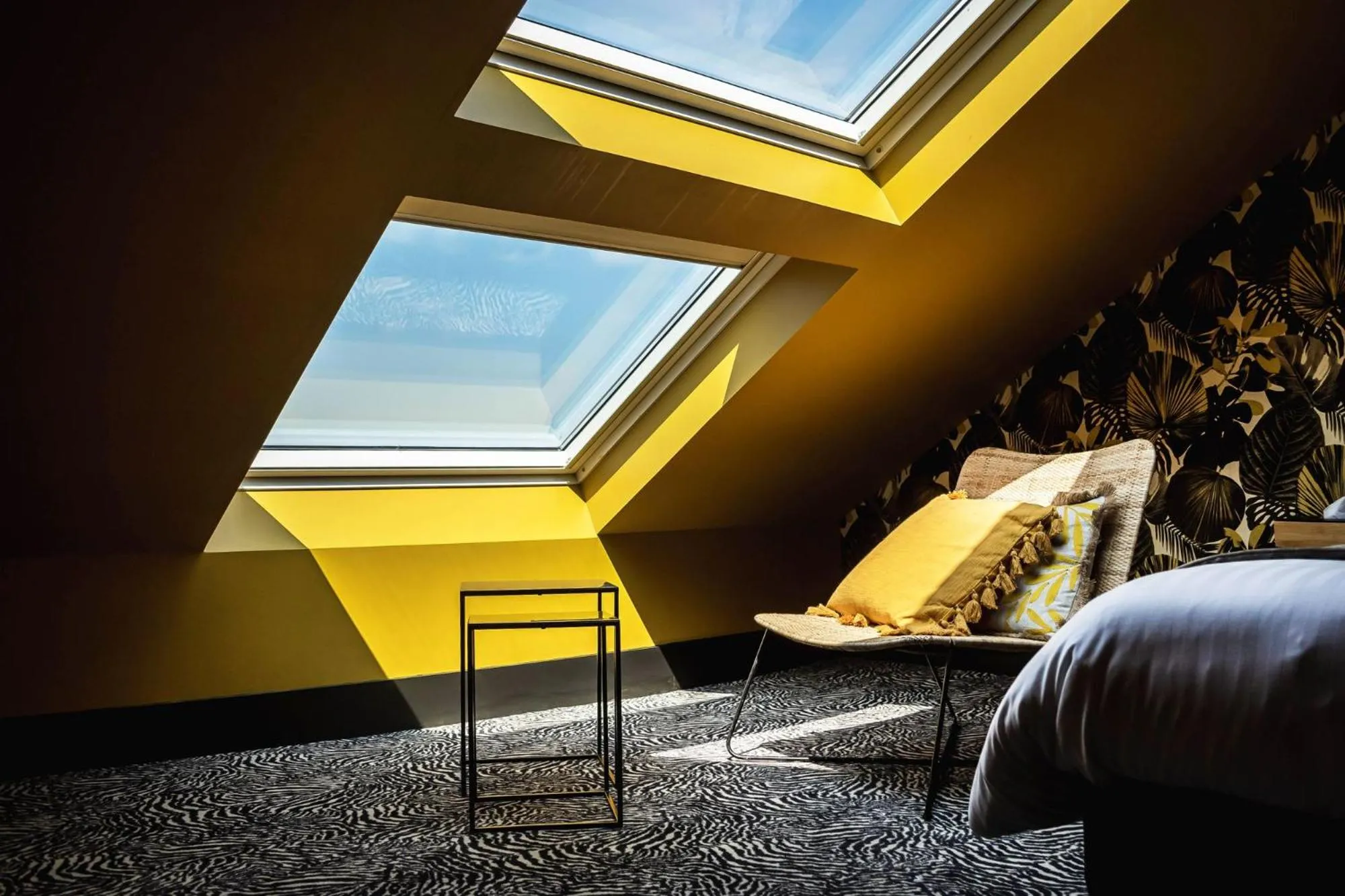 Seating area, Bed in La villa 10 HÔTEL SPA