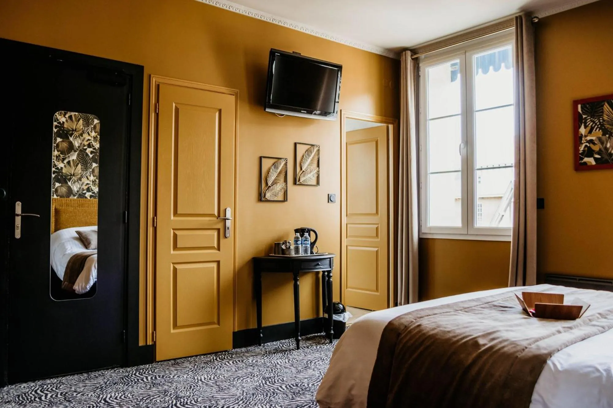 TV and multimedia, Bed in La villa 10 HÔTEL SPA