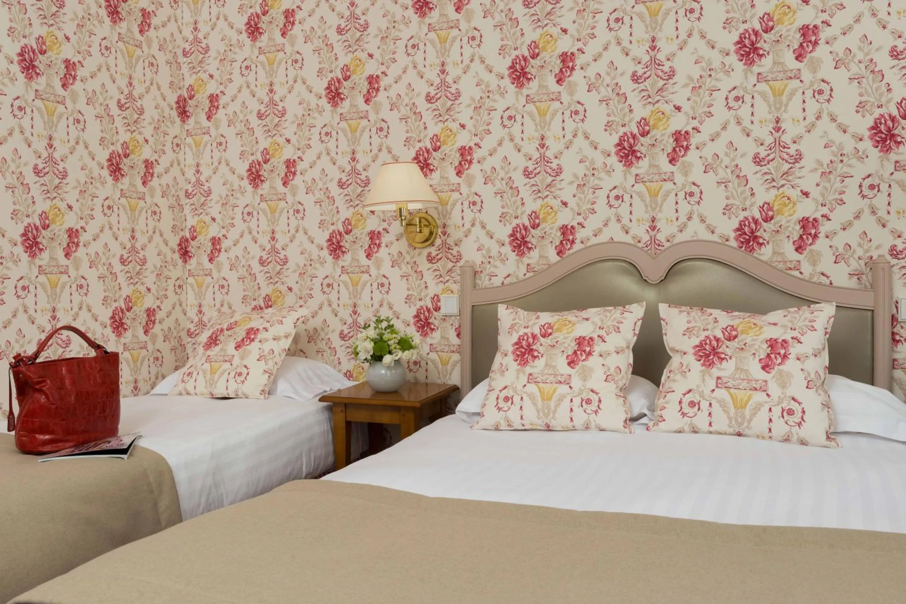 Photo of the whole room, Bed in Hôtel Le Regent Paris