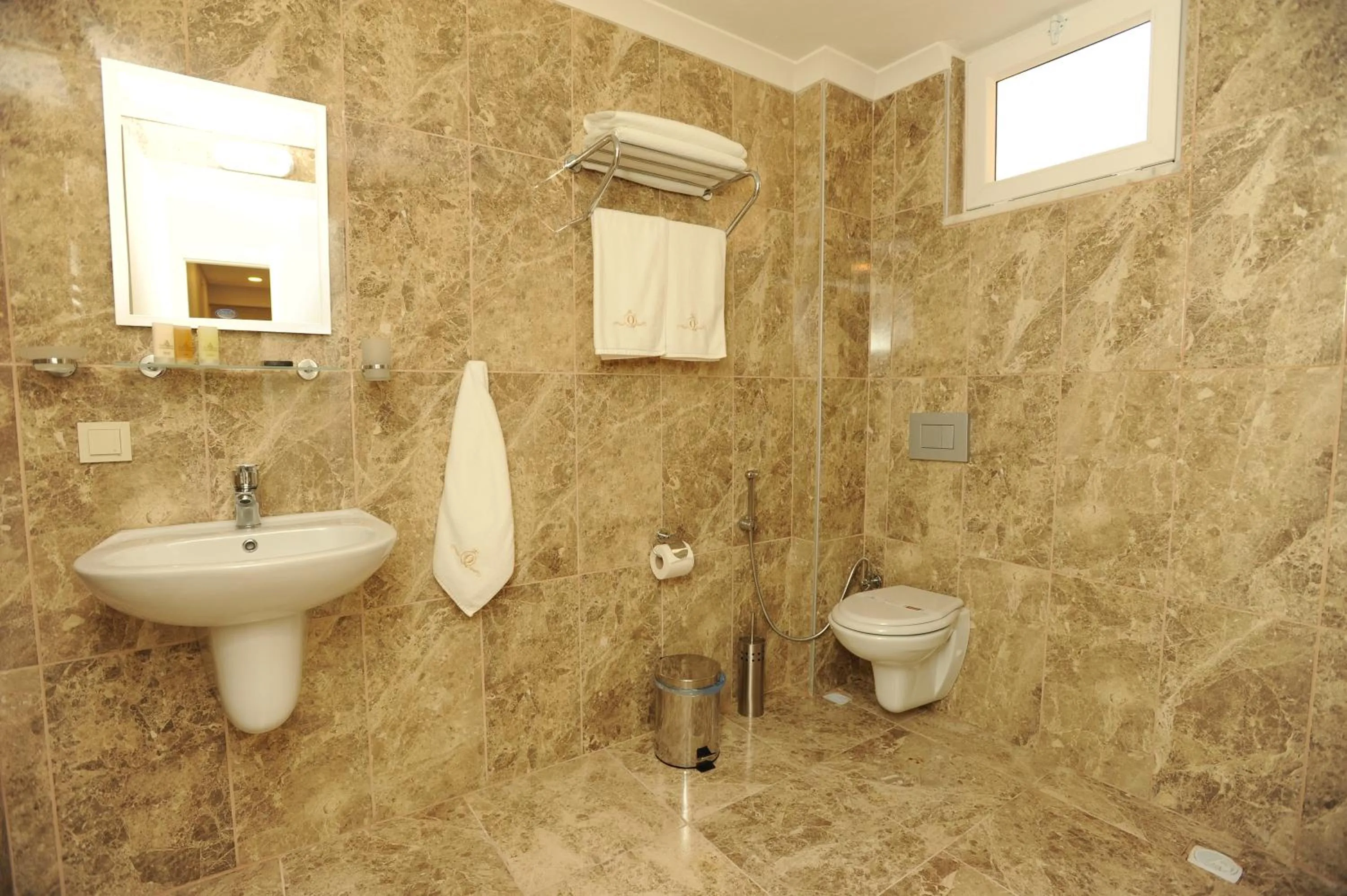 Toilet in Qamar Prestige Suites