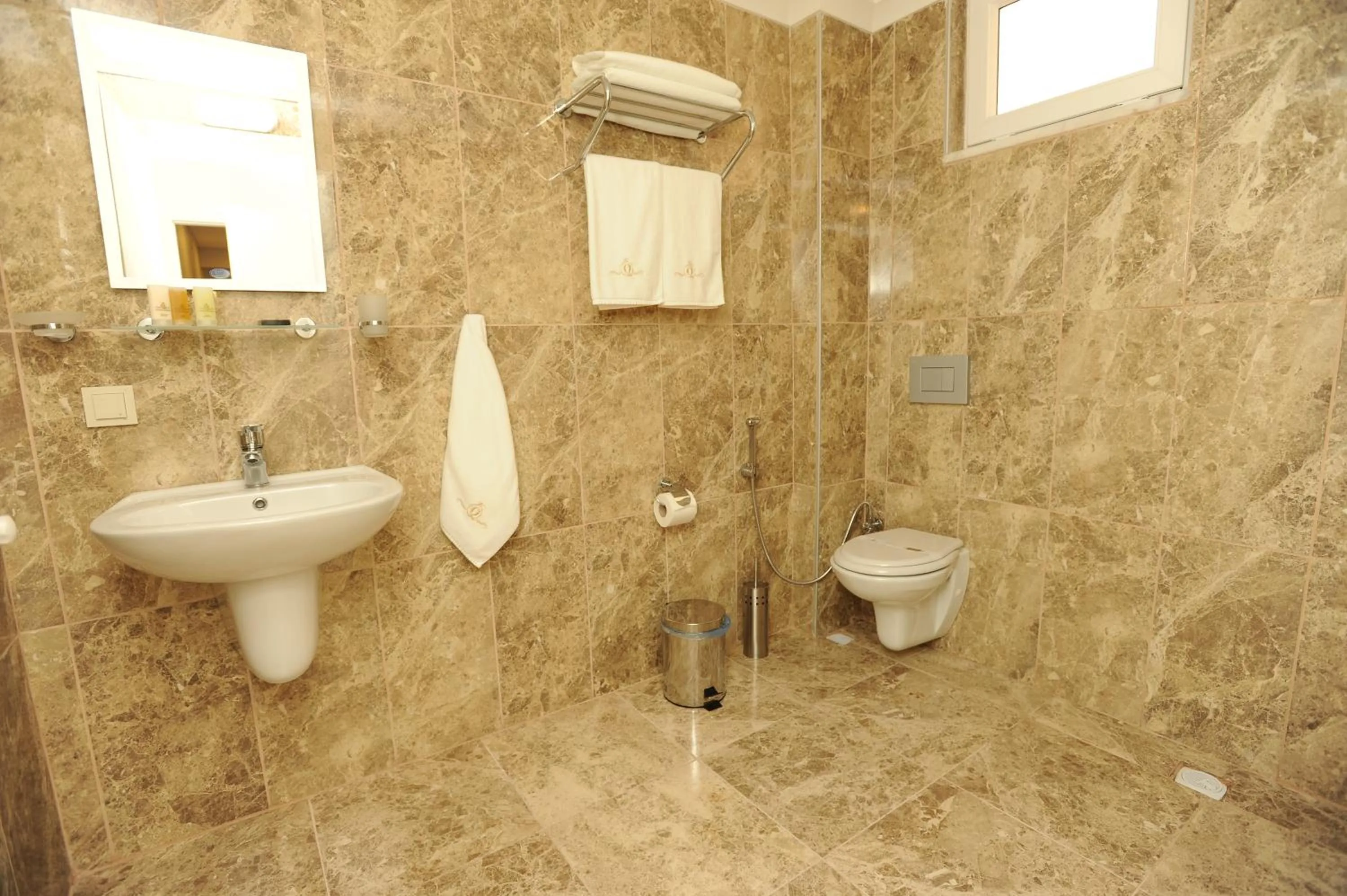 Toilet in Qamar Prestige Suites