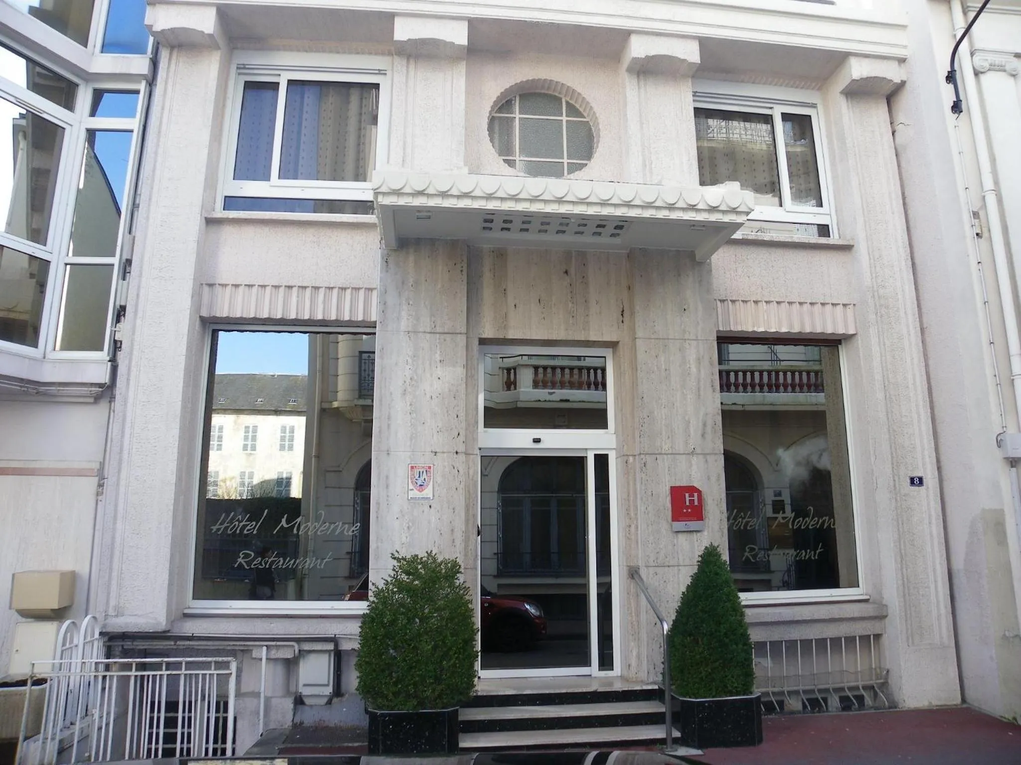 Property building in Hotel Moderne Vichy Soirée étape