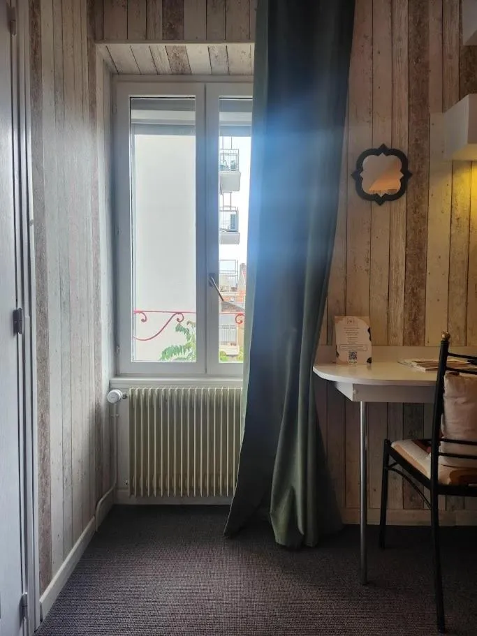 Bedroom in Ariane Hôtel