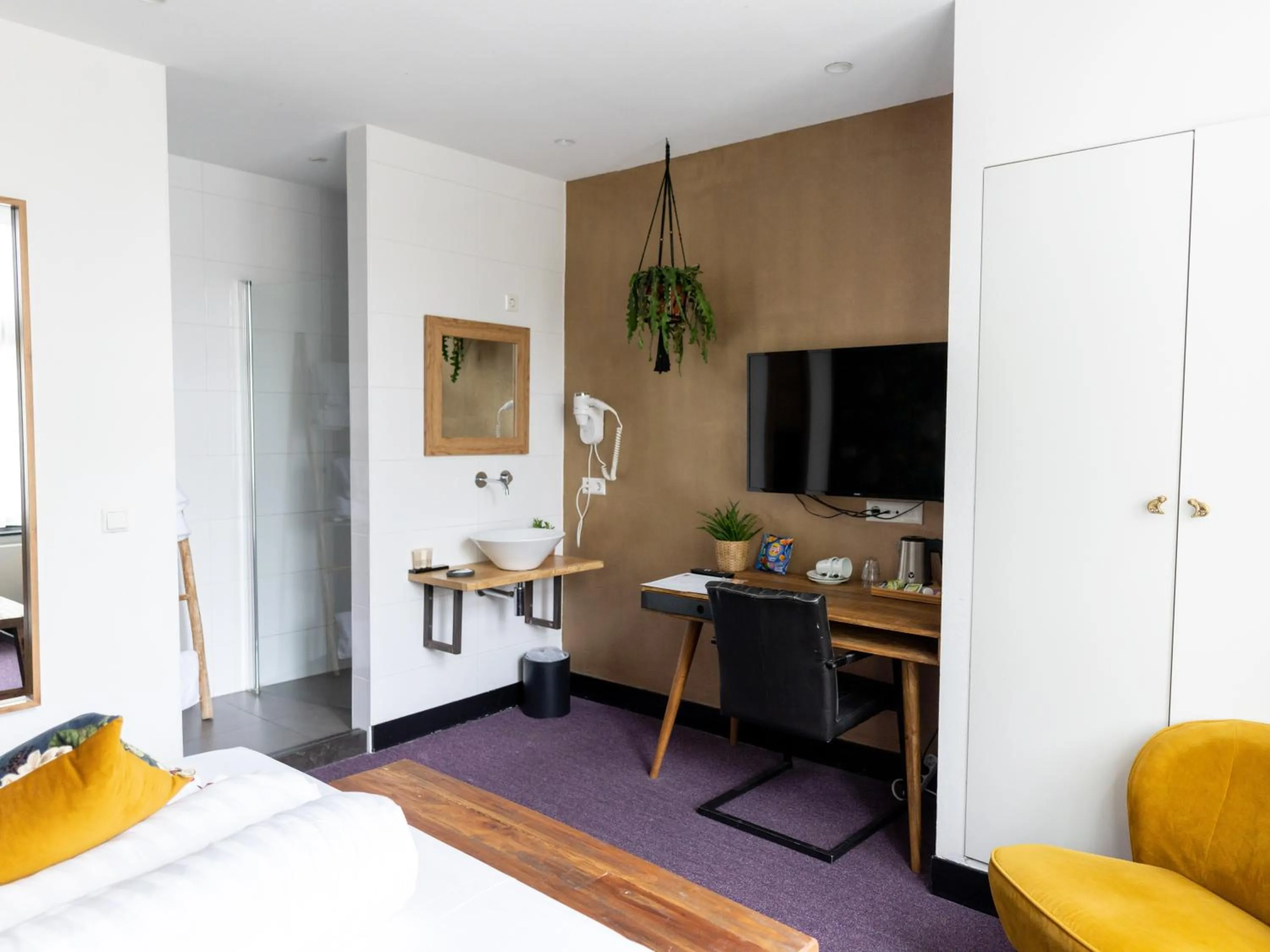 Photo of the whole room, Bed in Wolf Hotel Kitchen & Bar