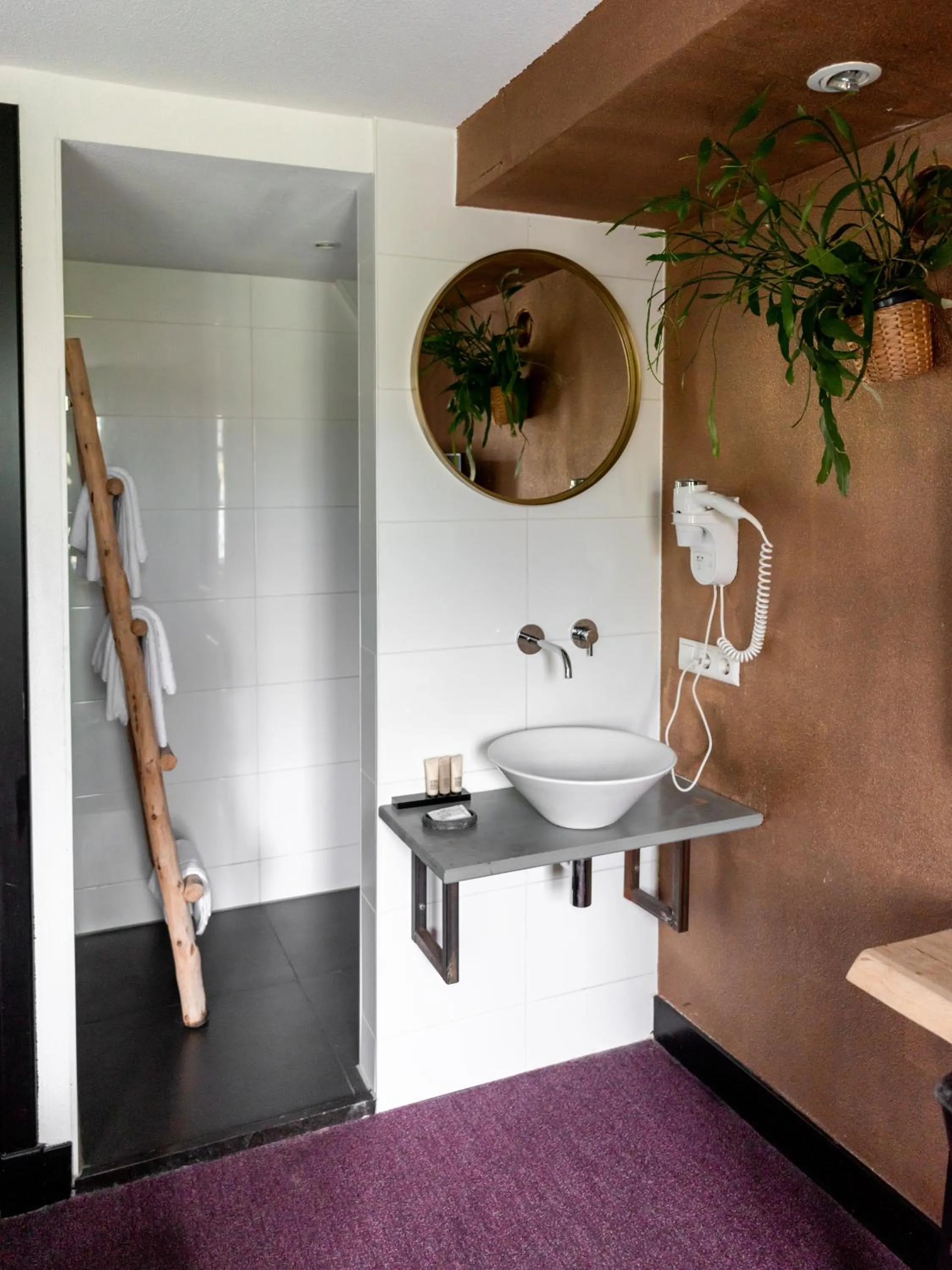 Bathroom in Wolf Hotel Kitchen & Bar