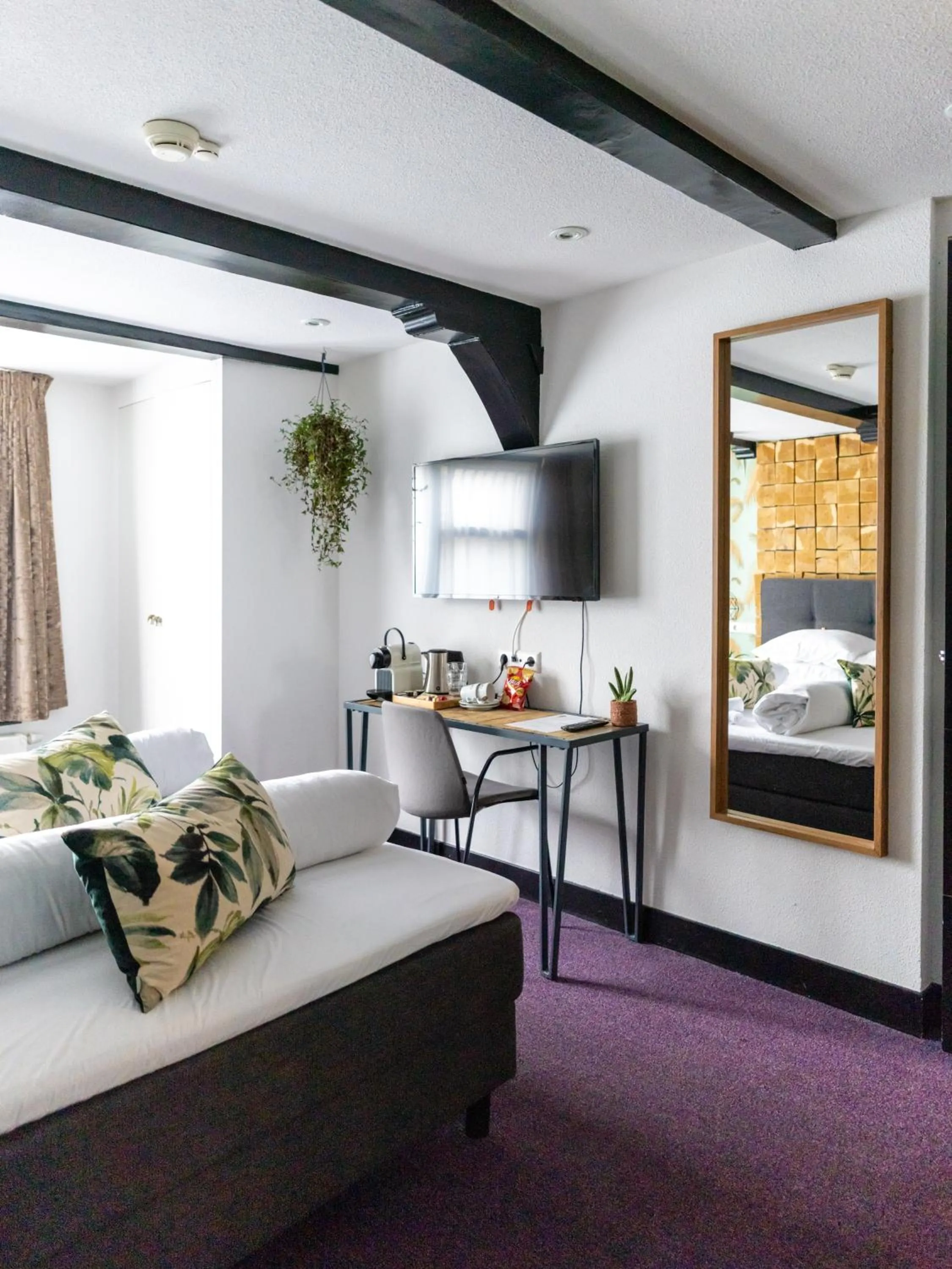 TV and multimedia, Bed in Wolf Hotel Kitchen & Bar