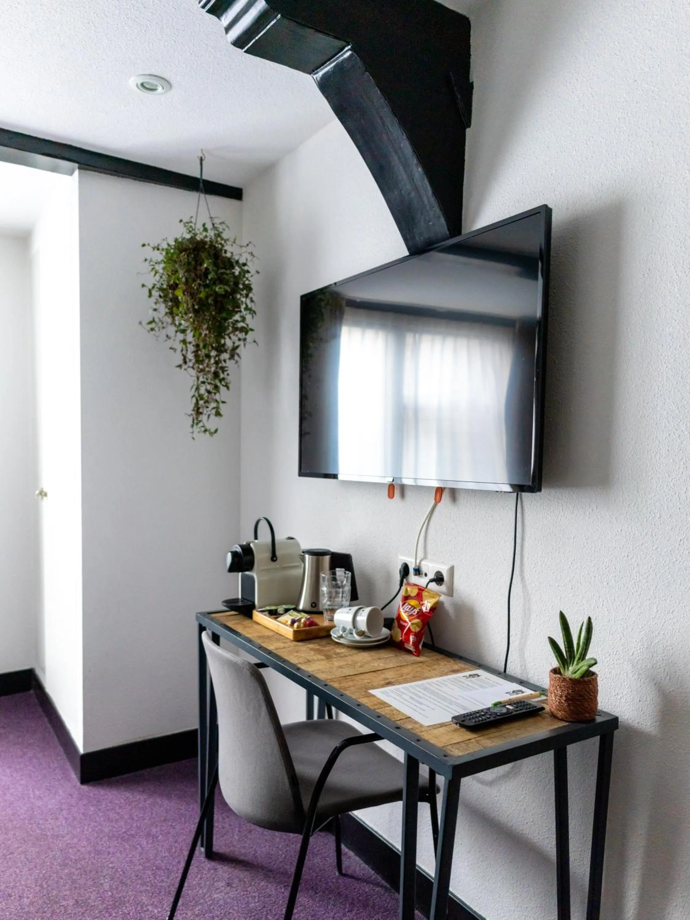 TV and multimedia in Wolf Hotel Kitchen & Bar