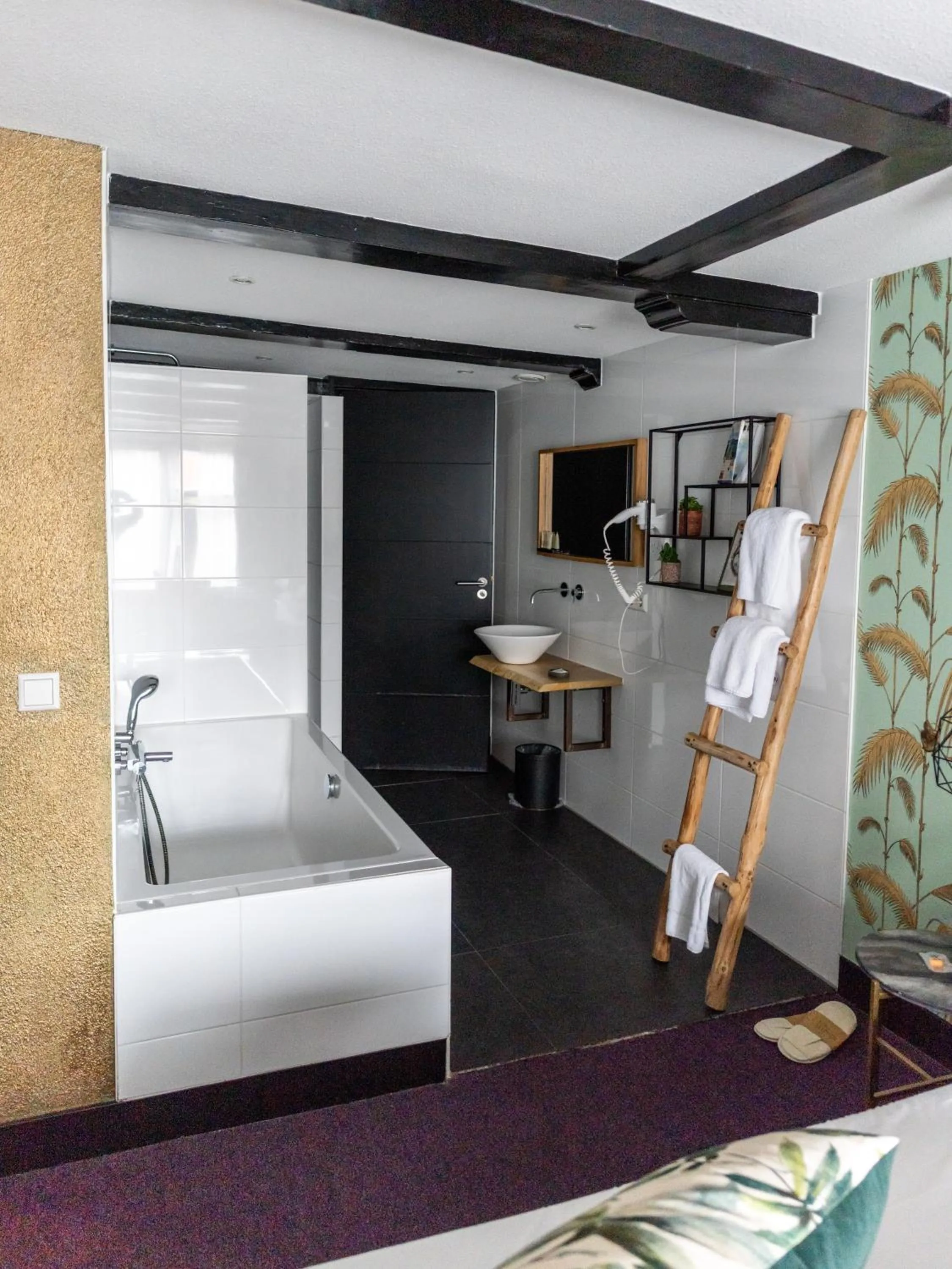 Bathroom, Bed in Wolf Hotel Kitchen & Bar