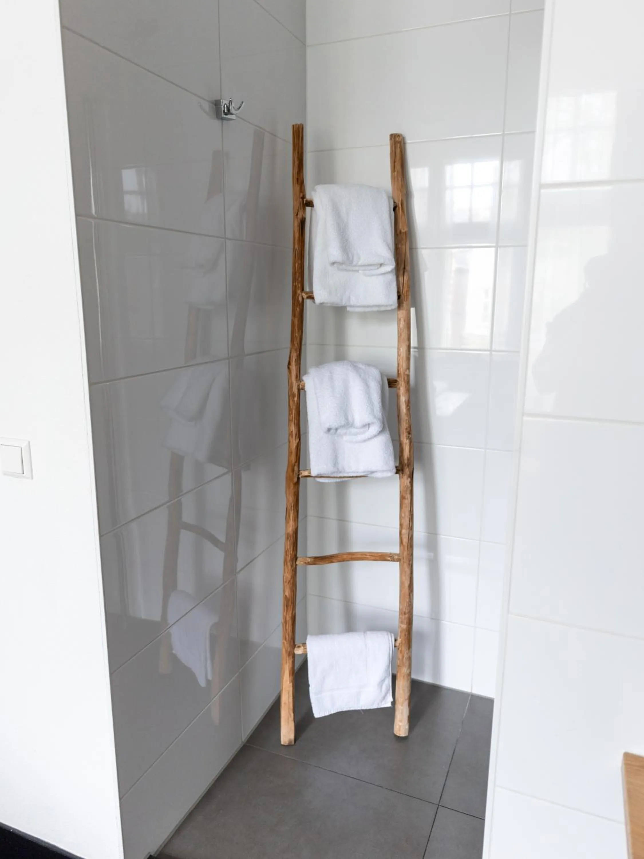 towels, Bed in Wolf Hotel Kitchen & Bar