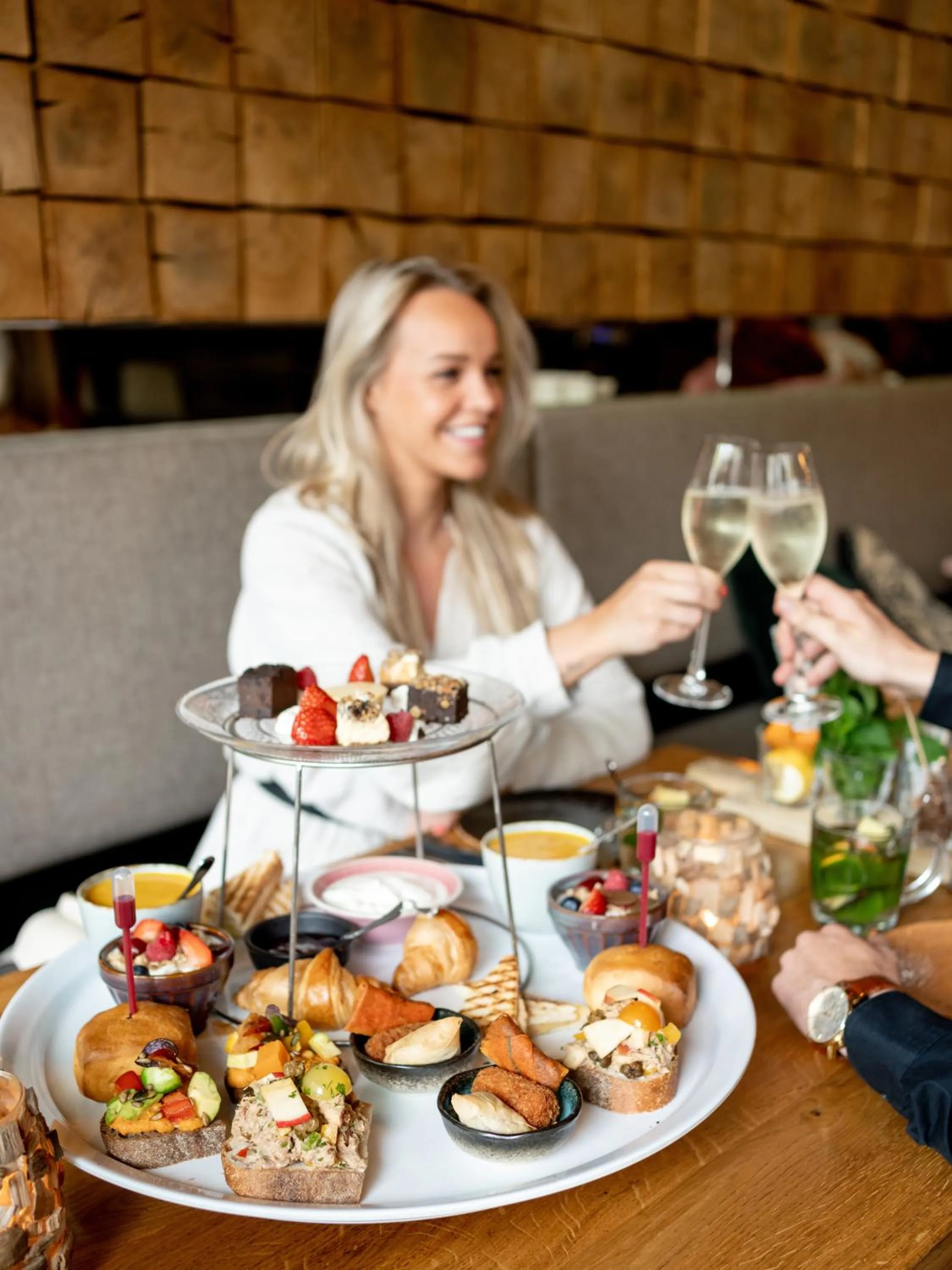 Food and drinks in Wolf Hotel Kitchen & Bar