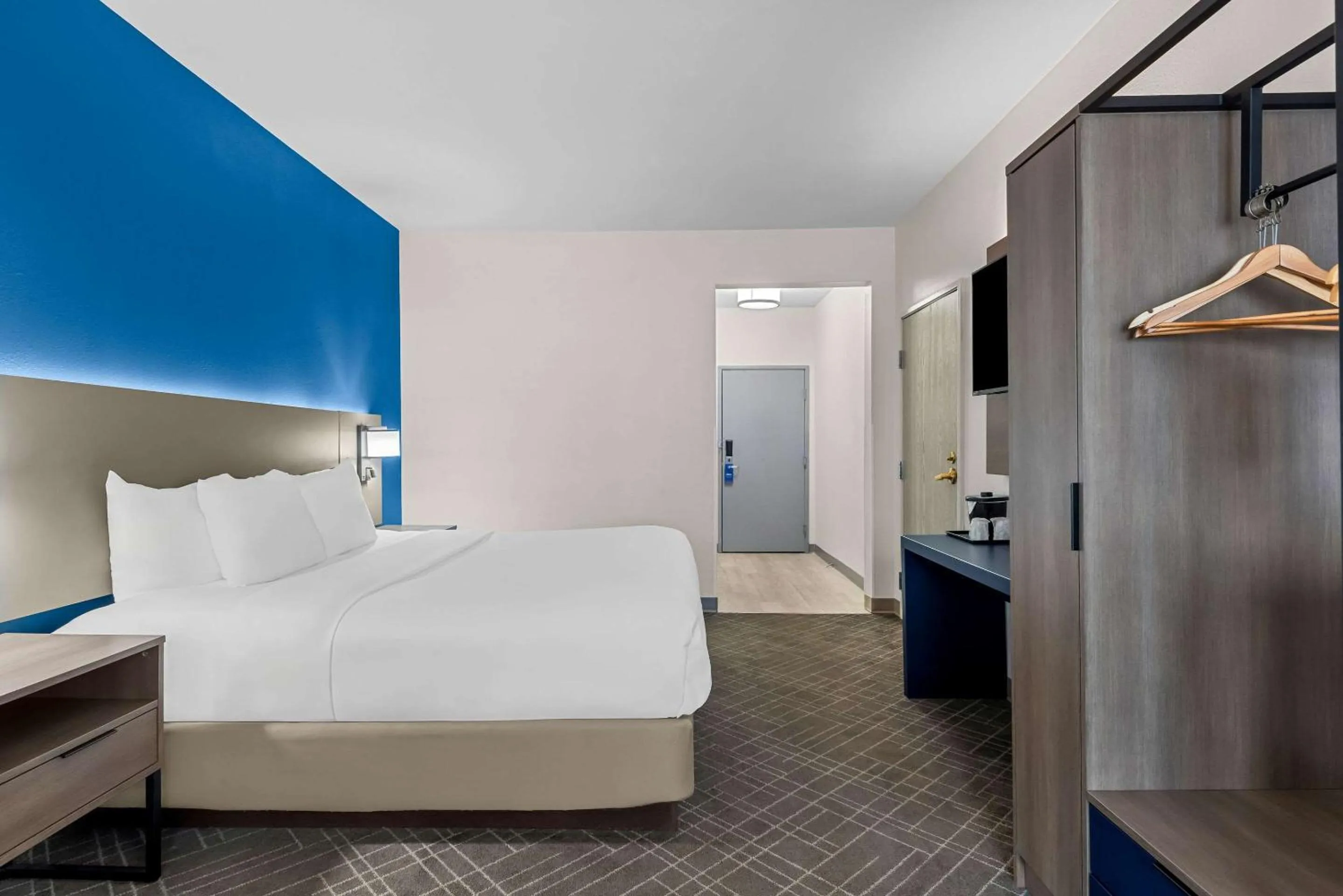 Bedroom, Bed in Comfort Suites Denver North - Westminster