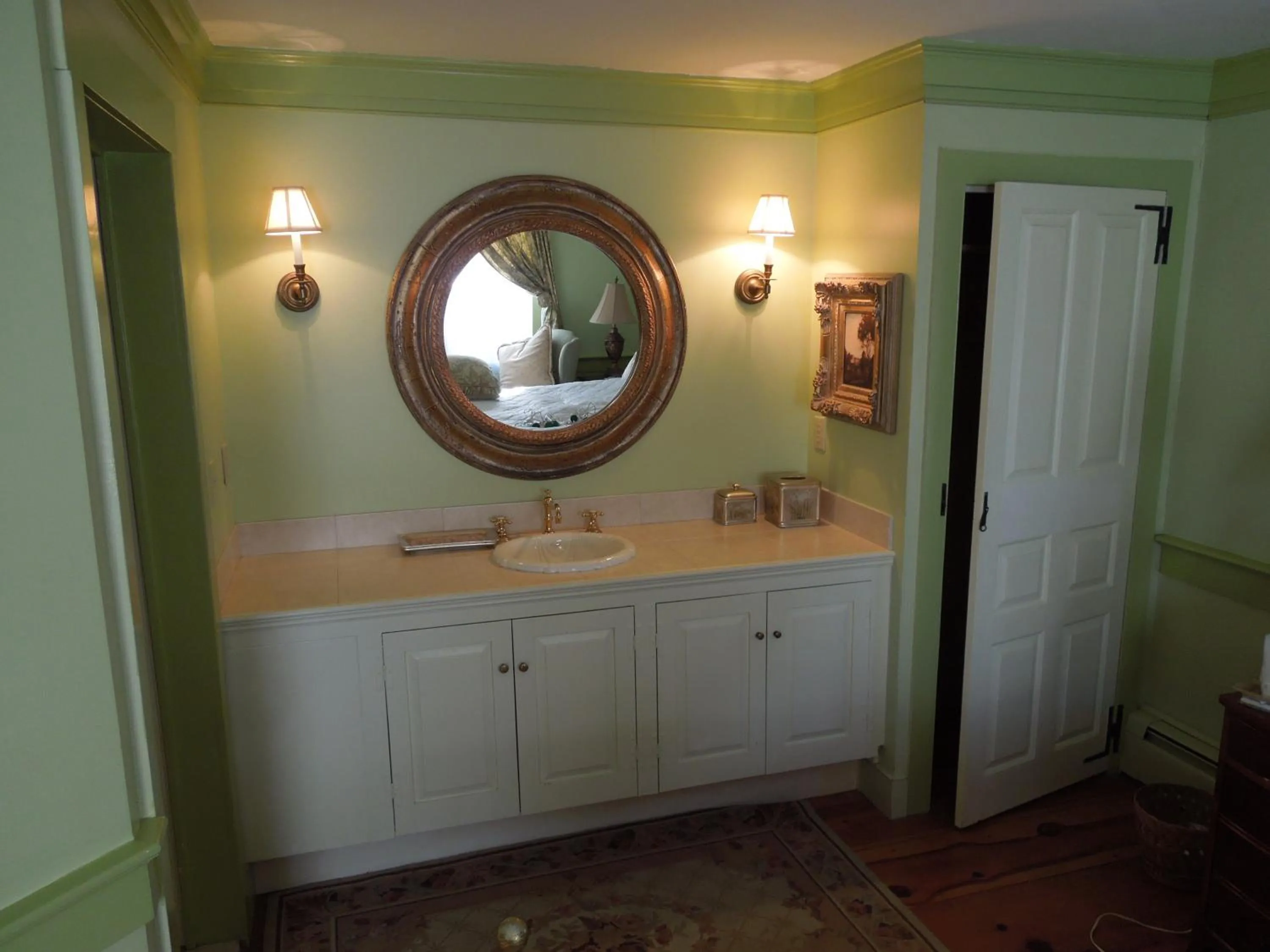 Bathroom in Admiral Farragut Inn