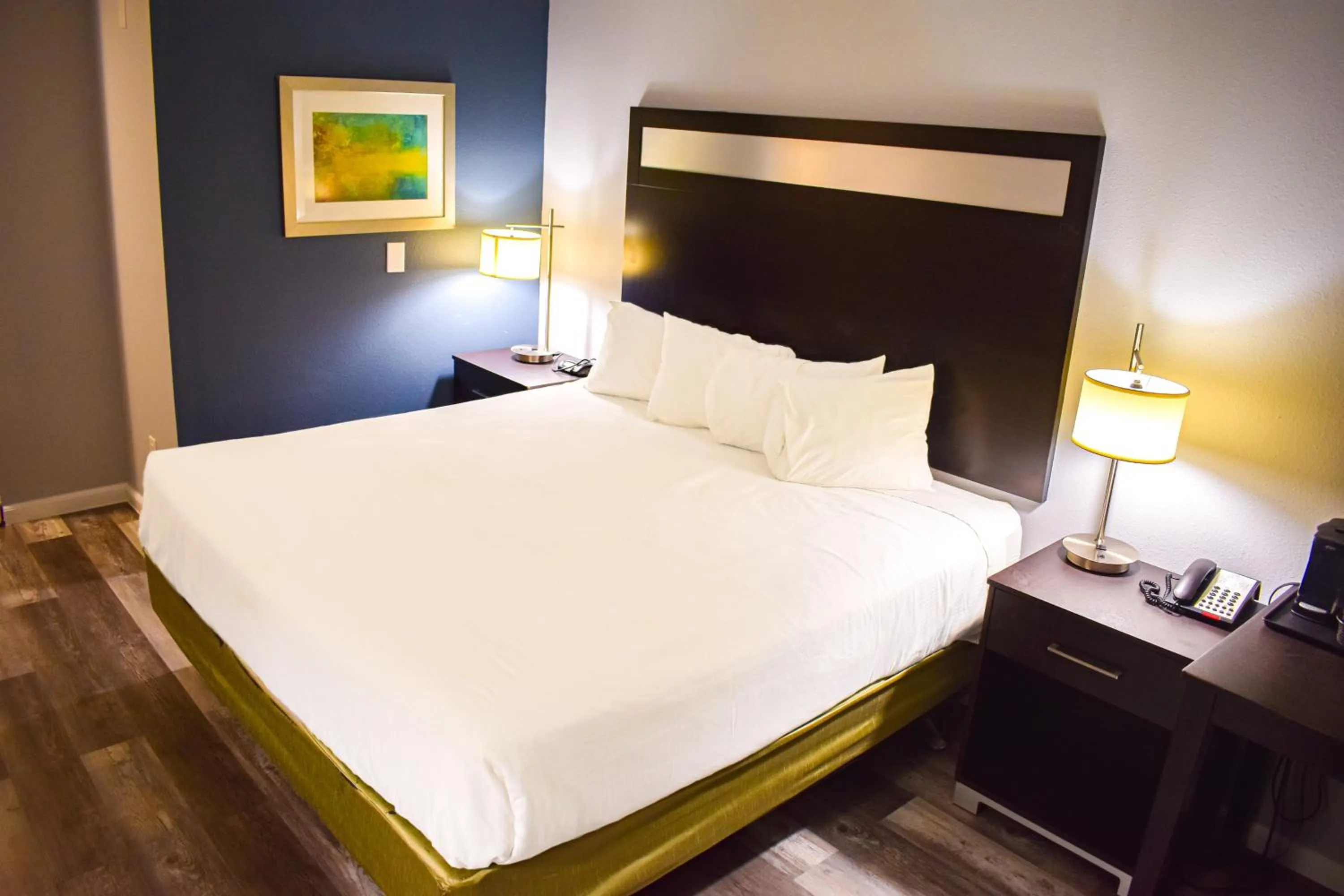 Bedroom, Bed in Baymont by Wyndham Midland Center