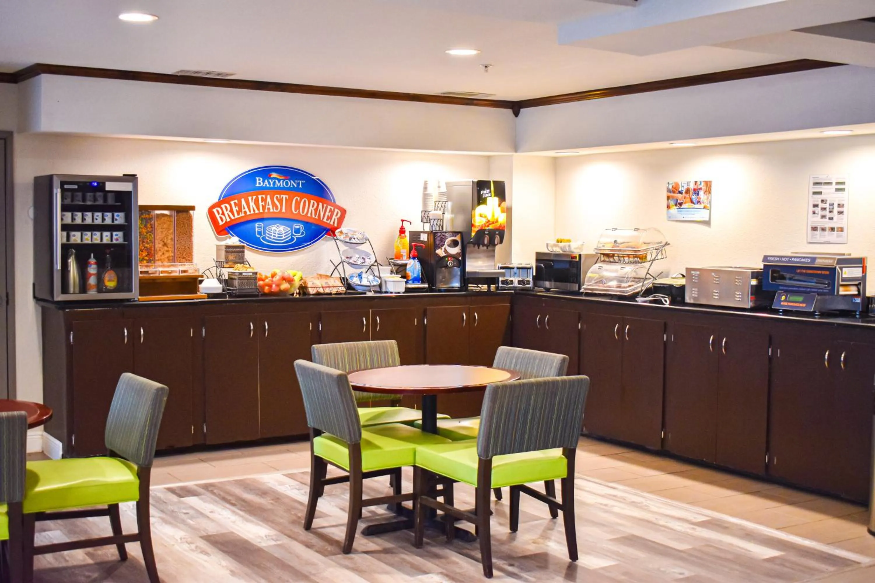Coffee/tea facilities in Baymont by Wyndham Midland Center