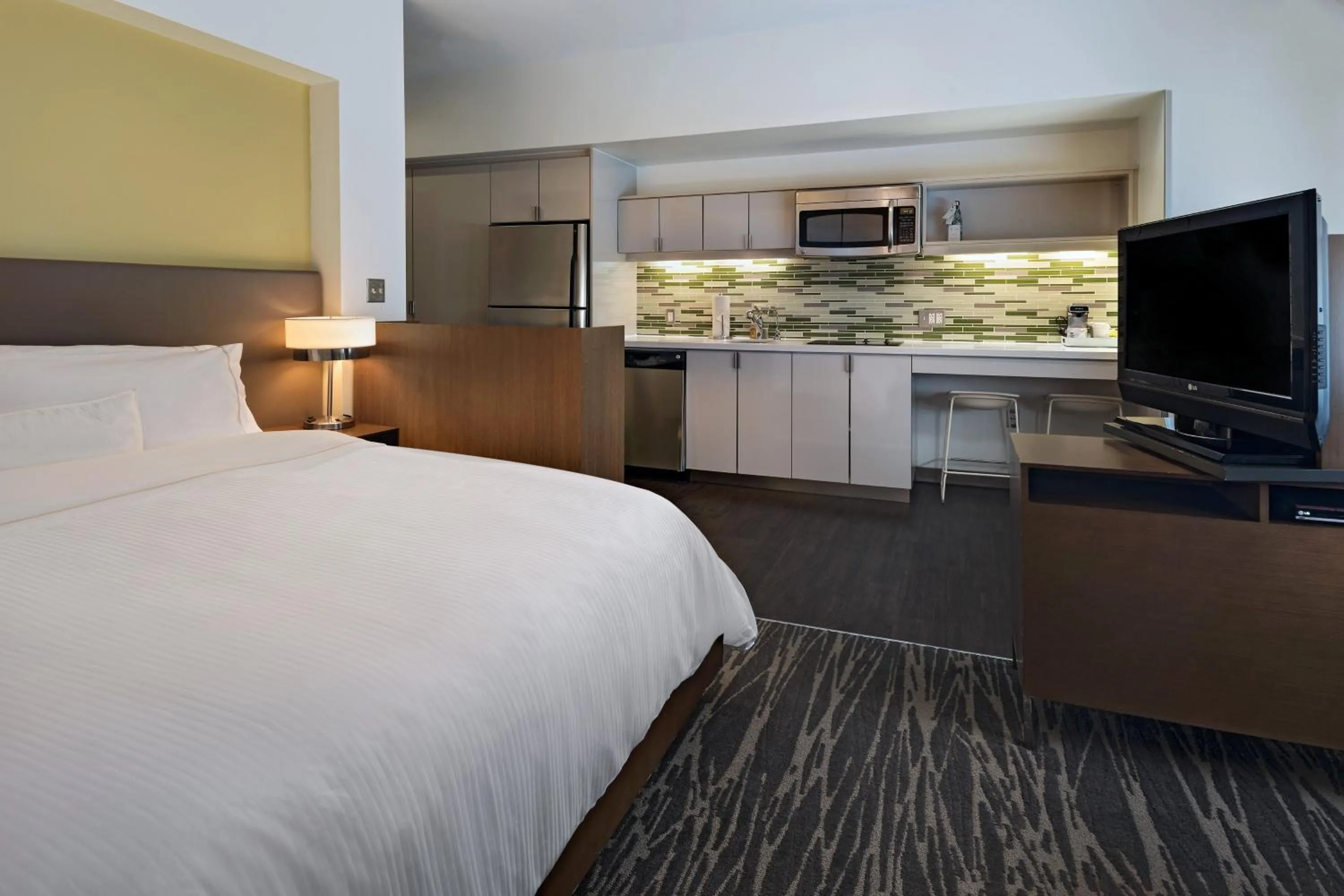 Photo of the whole room, Bed in Element Houston Vintage Park