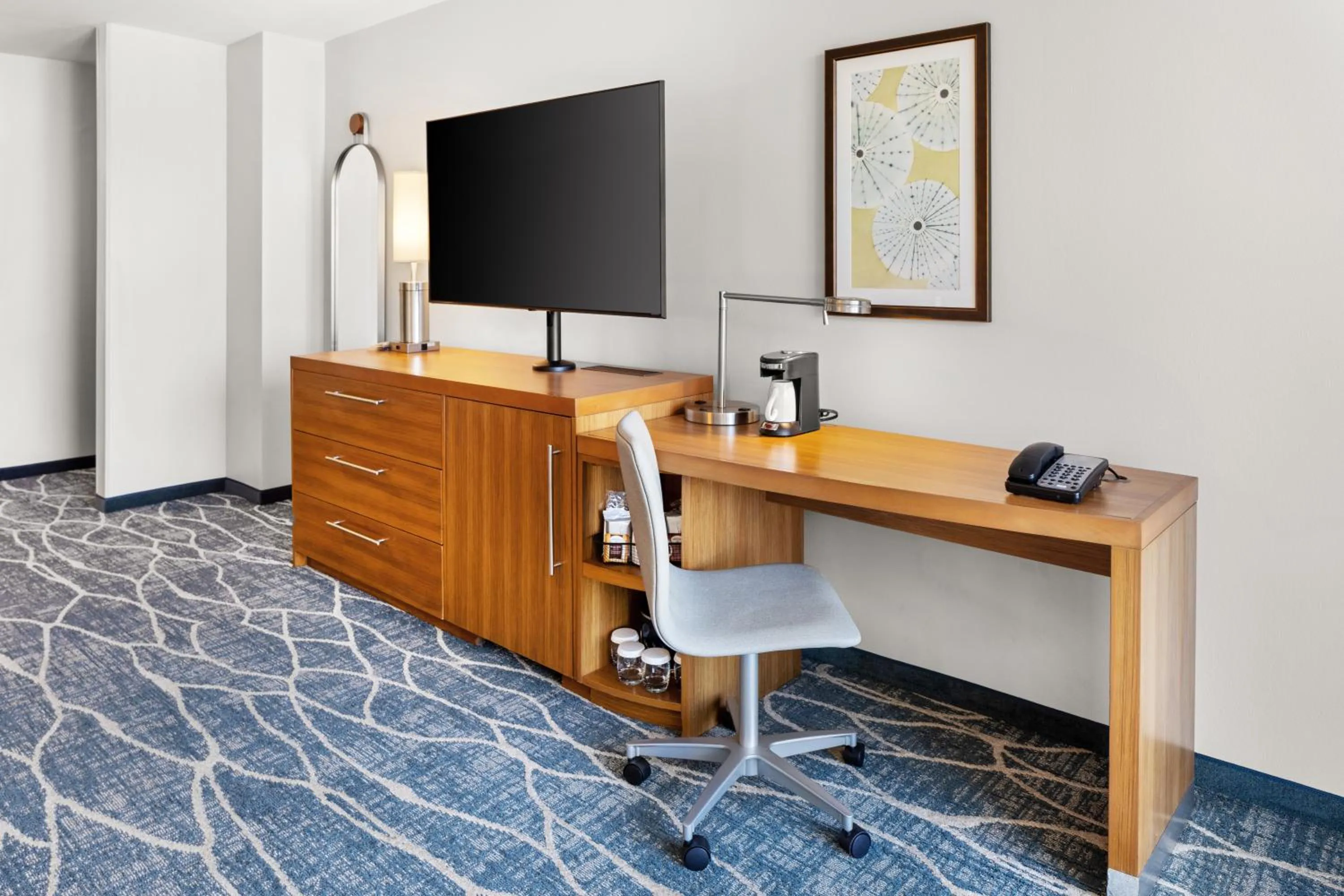 TV and multimedia in Hyatt Place Waikiki Beach