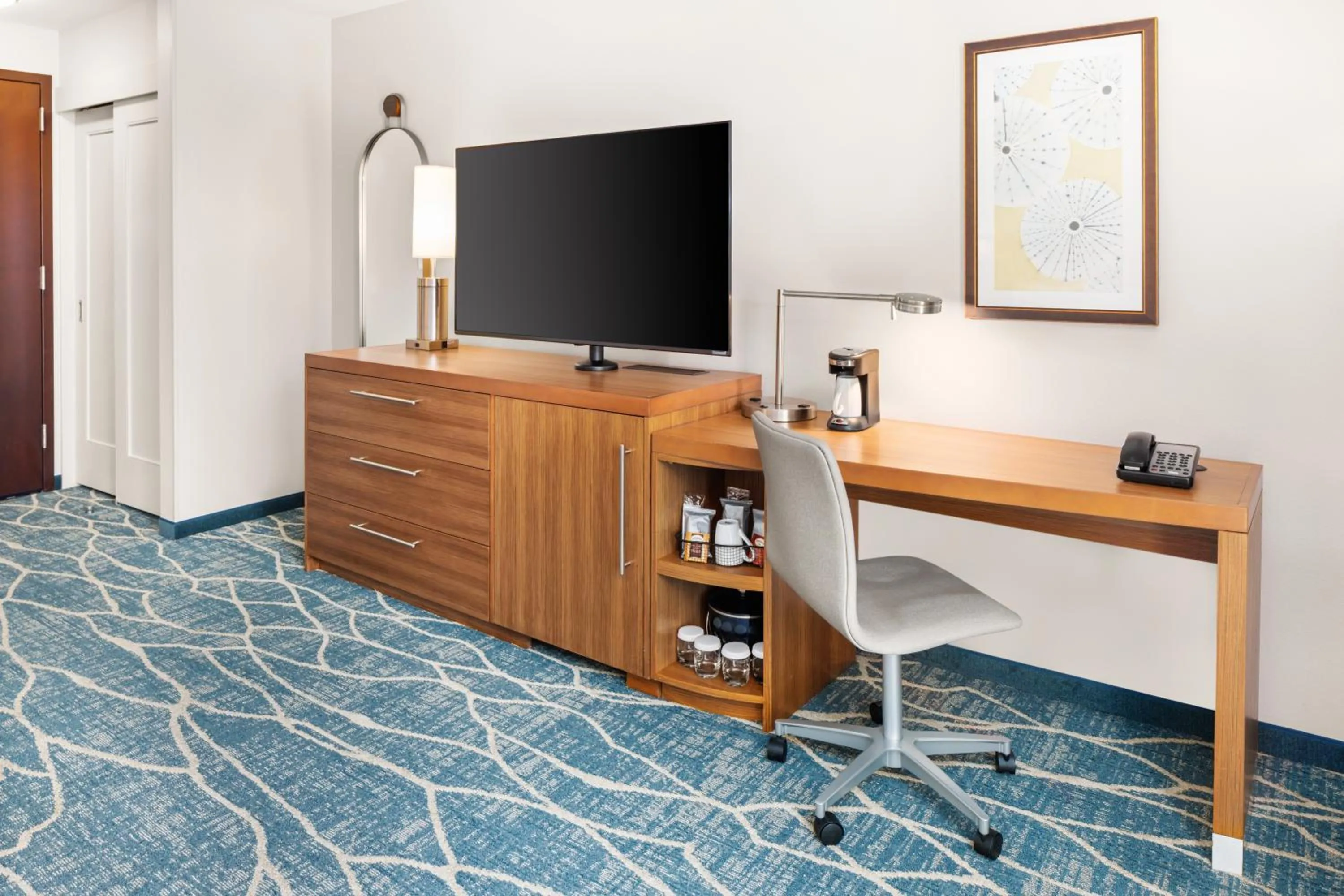 TV and multimedia in Hyatt Place Waikiki Beach