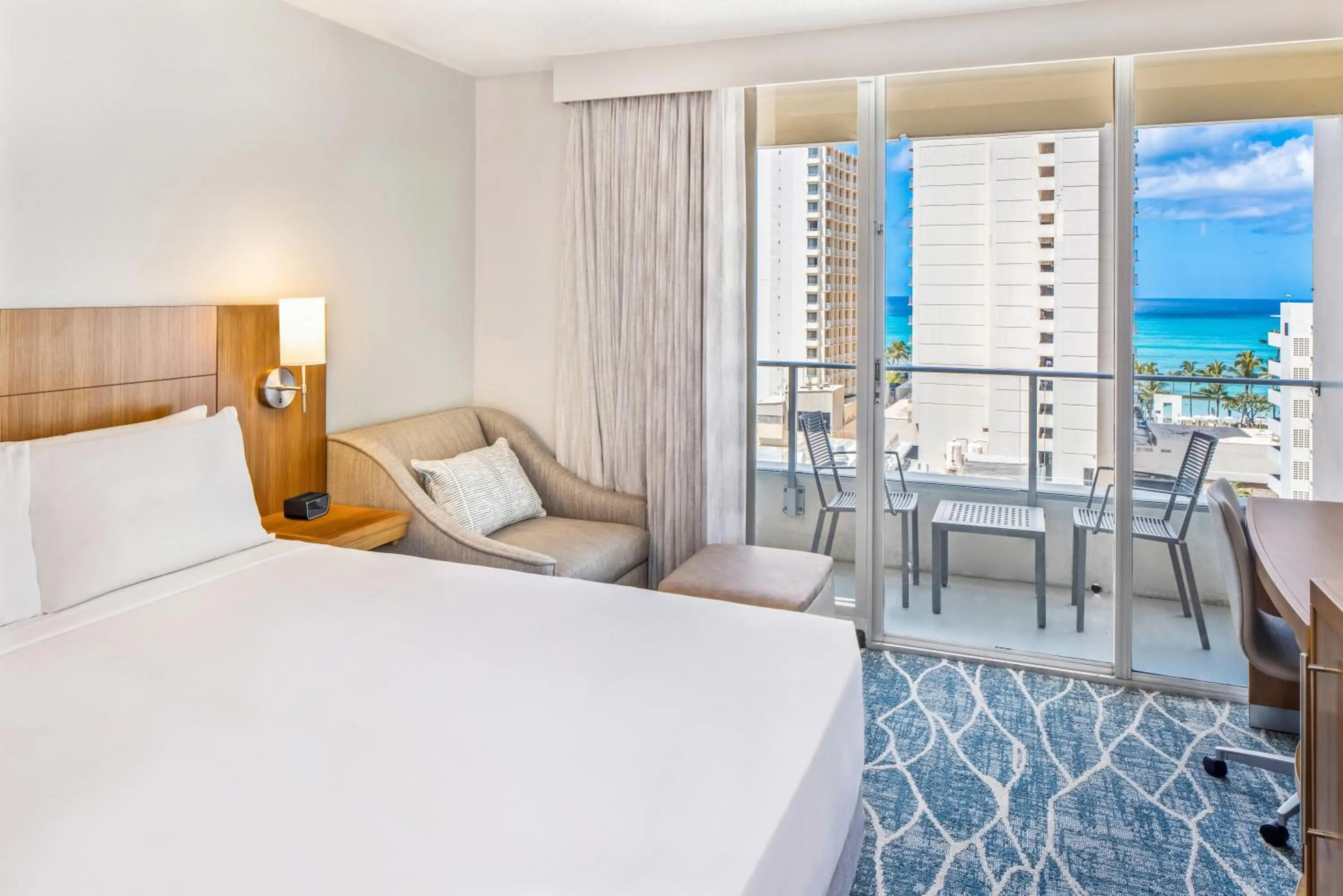 Balcony/Terrace, Bed in Hyatt Place Waikiki Beach