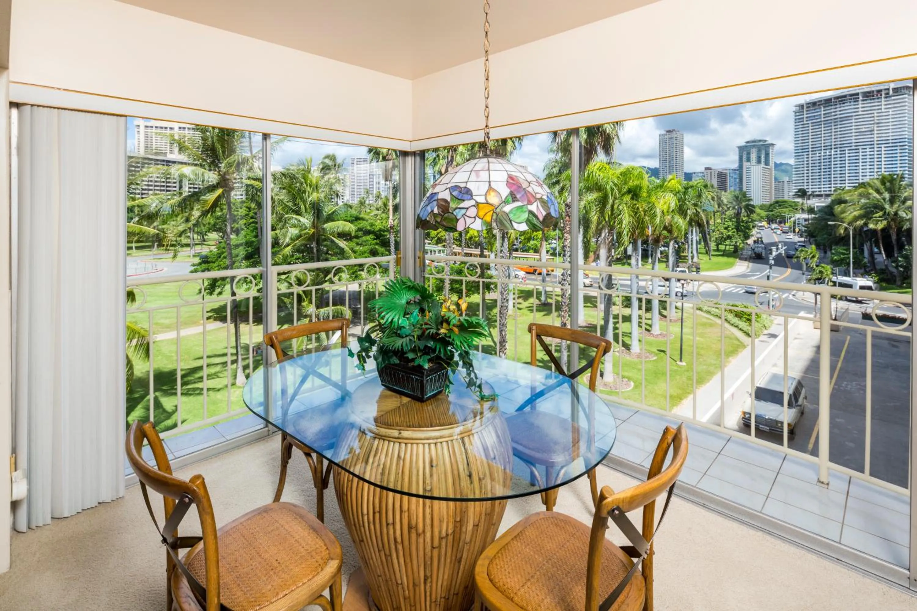 Dining area in Castle Waikīkī Shore