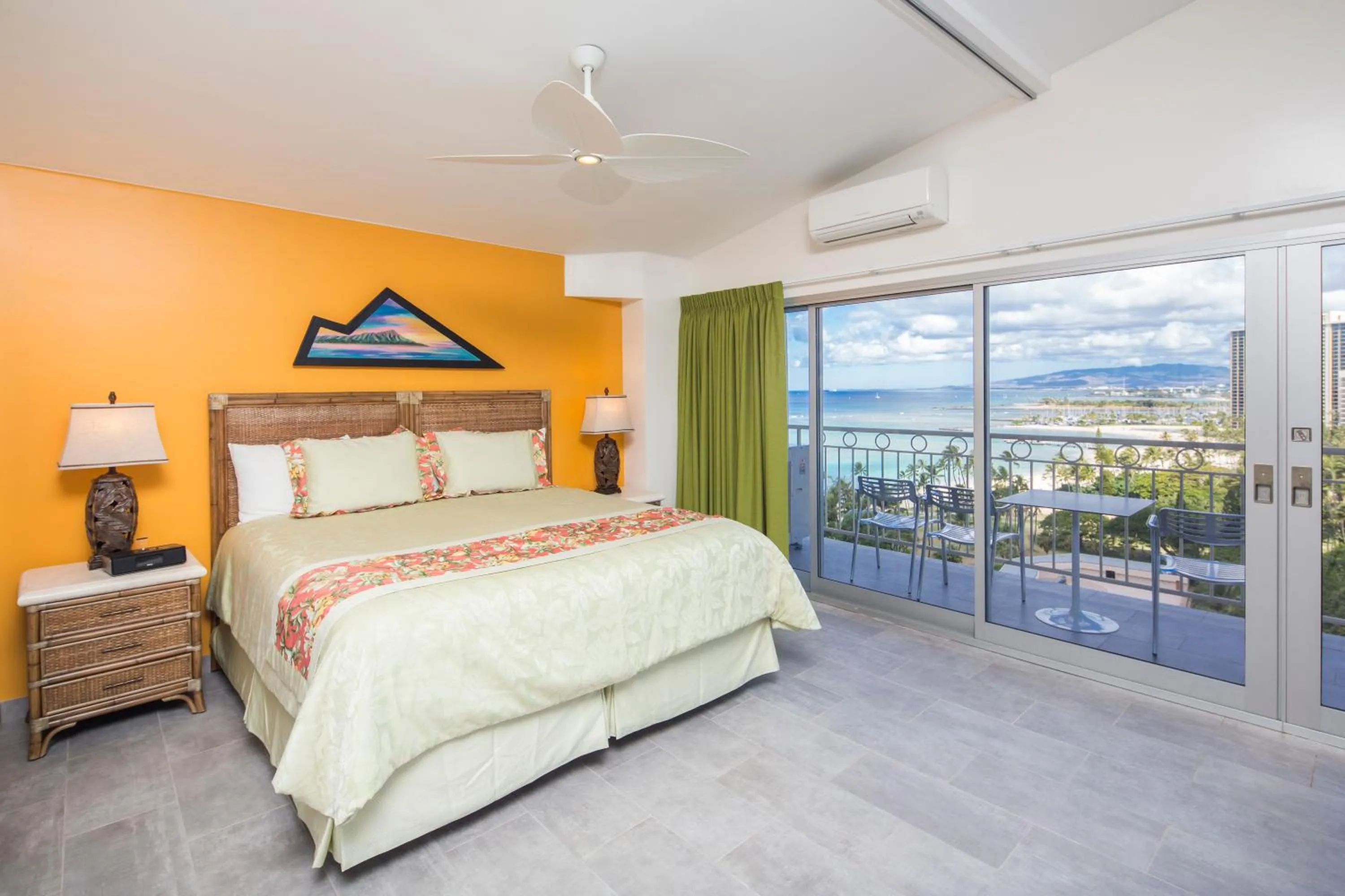 Bedroom, Bed in Castle Waikīkī Shore