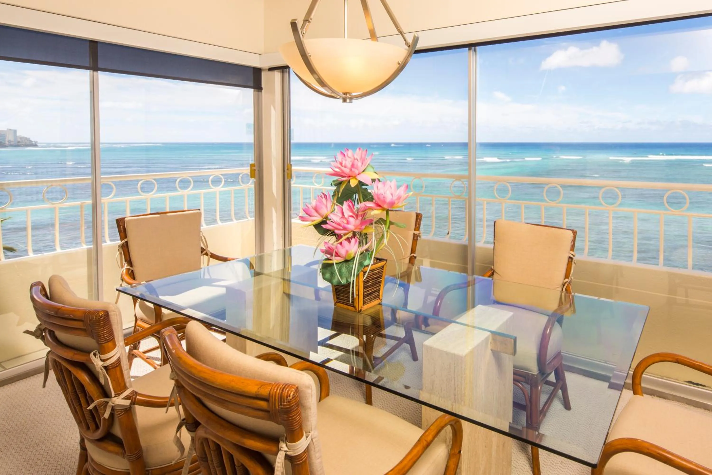 Dining area in Castle Waikīkī Shore