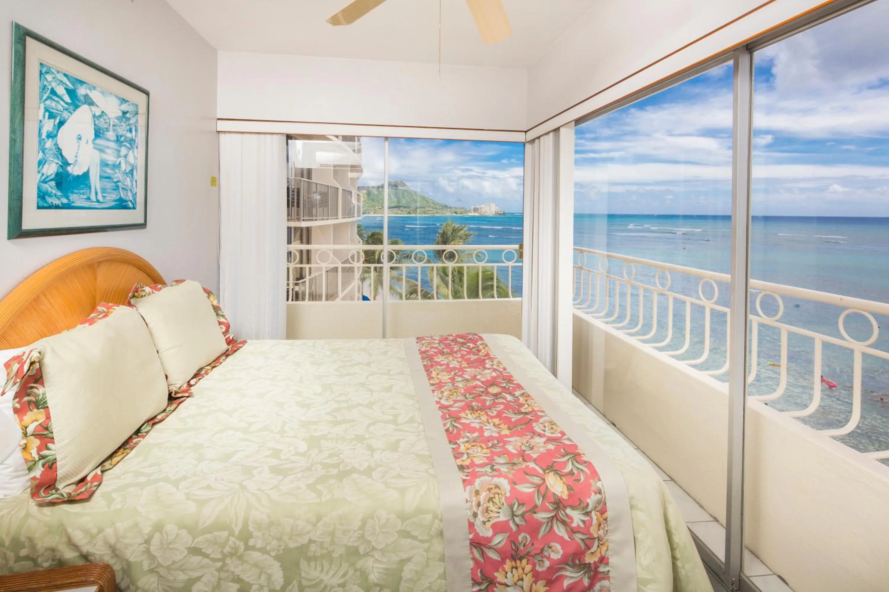 Bedroom, Bed in Castle Waikīkī Shore