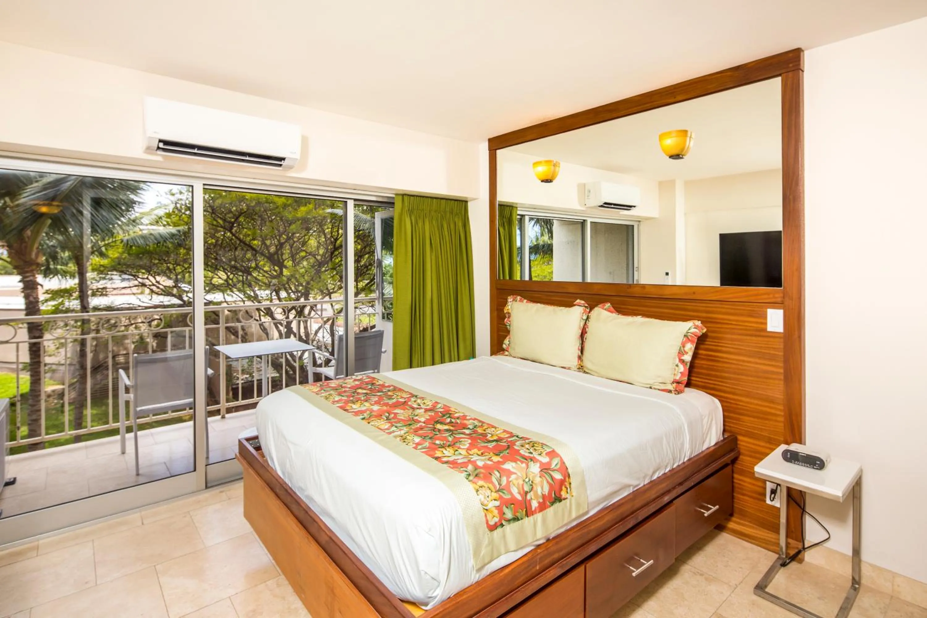 Bedroom, Bed in Castle Waikīkī Shore