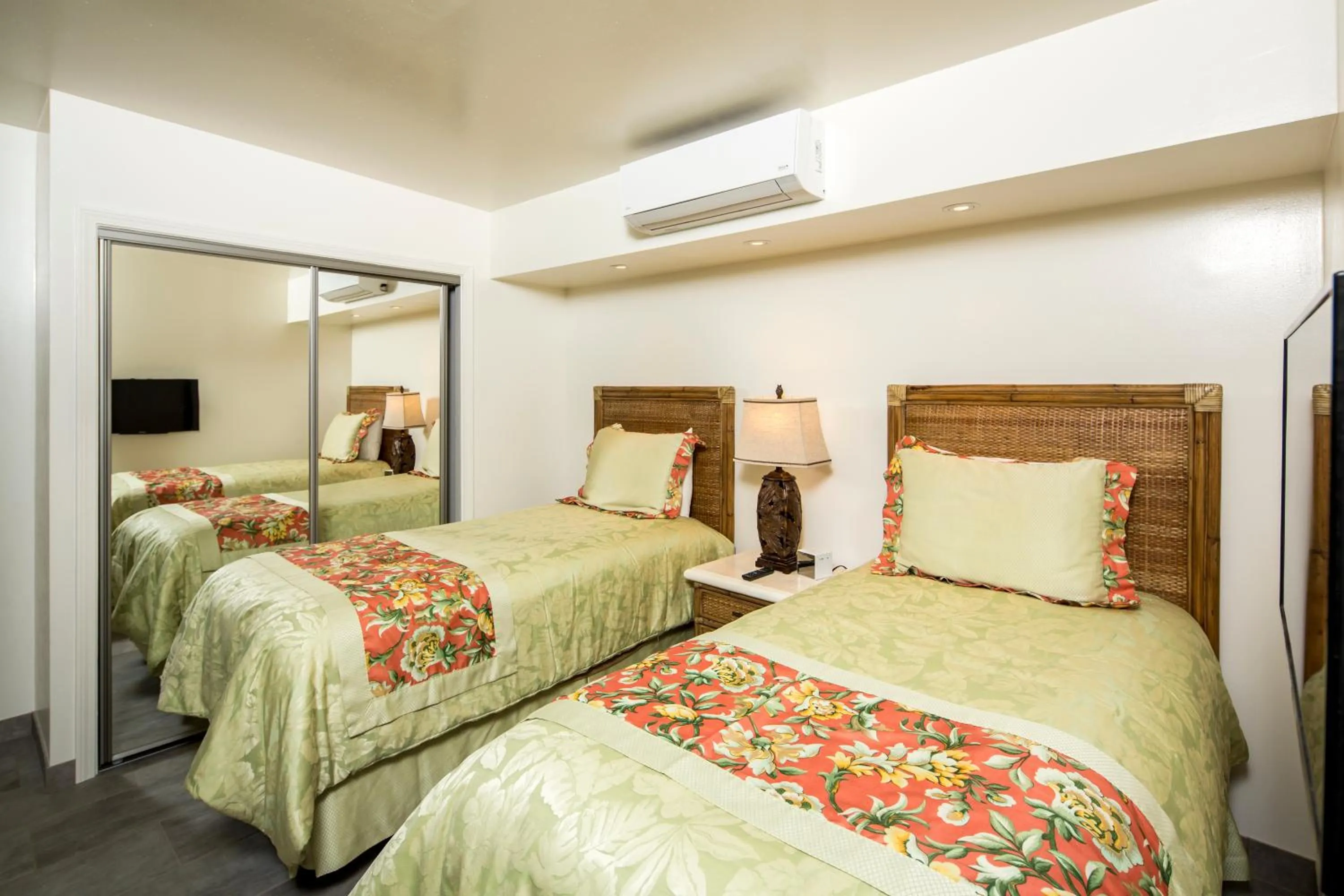 Bedroom, Bed in Castle Waikīkī Shore