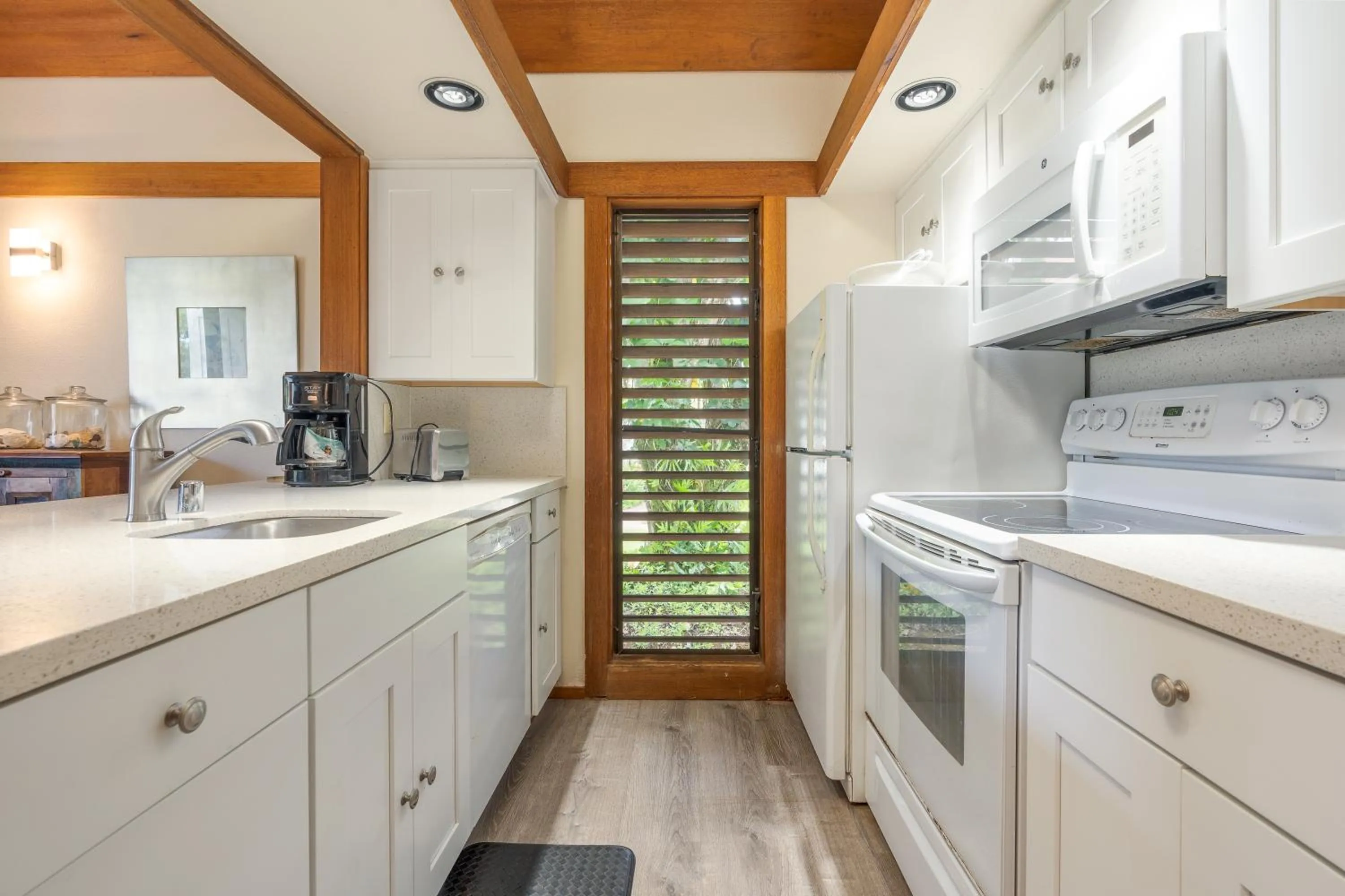 Kitchen or kitchenette in Kiahuna Plantation and Beach Bungalows by Castle