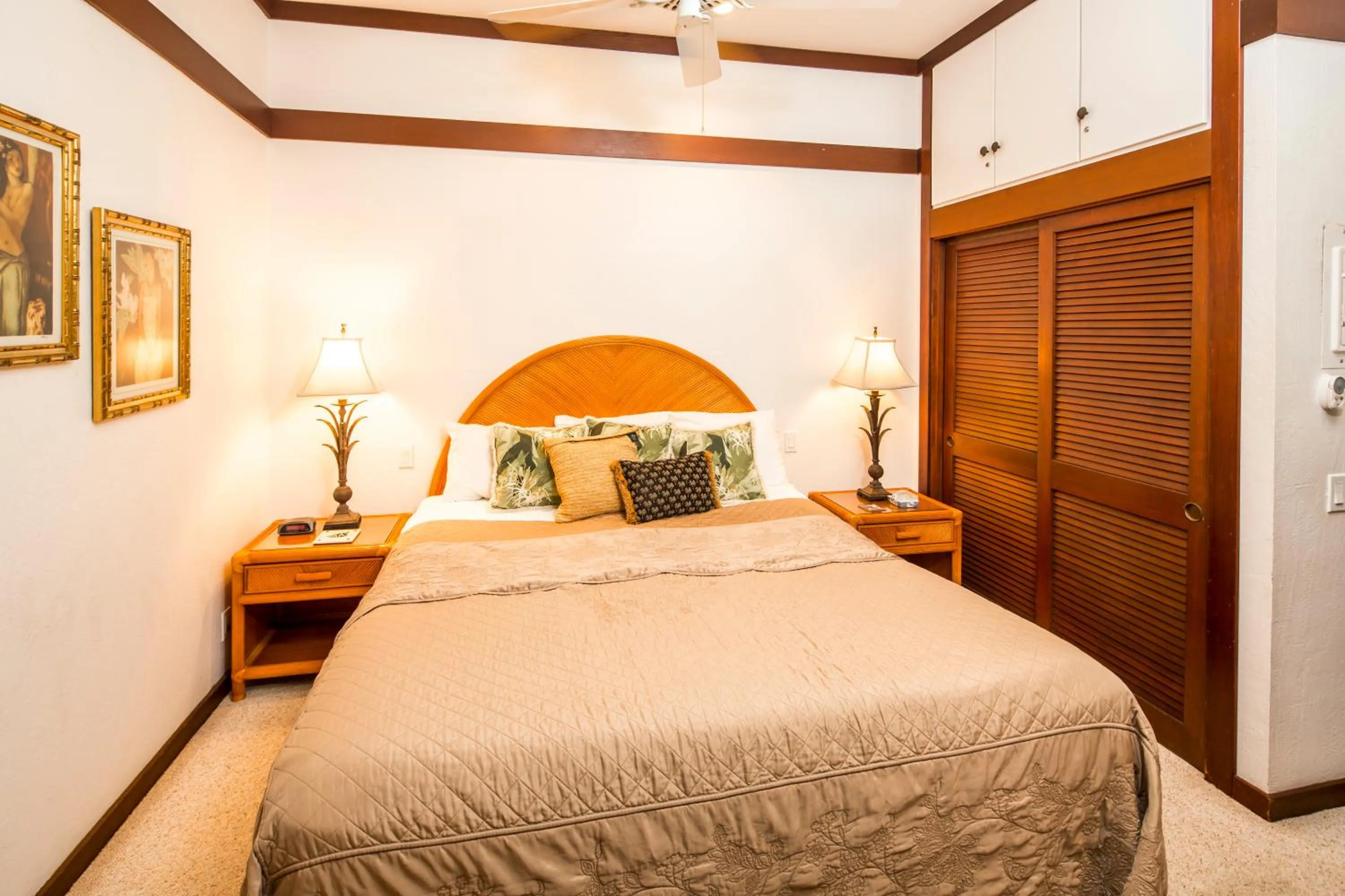 Bedroom, Bed in Kiahuna Plantation and Beach Bungalows by Castle