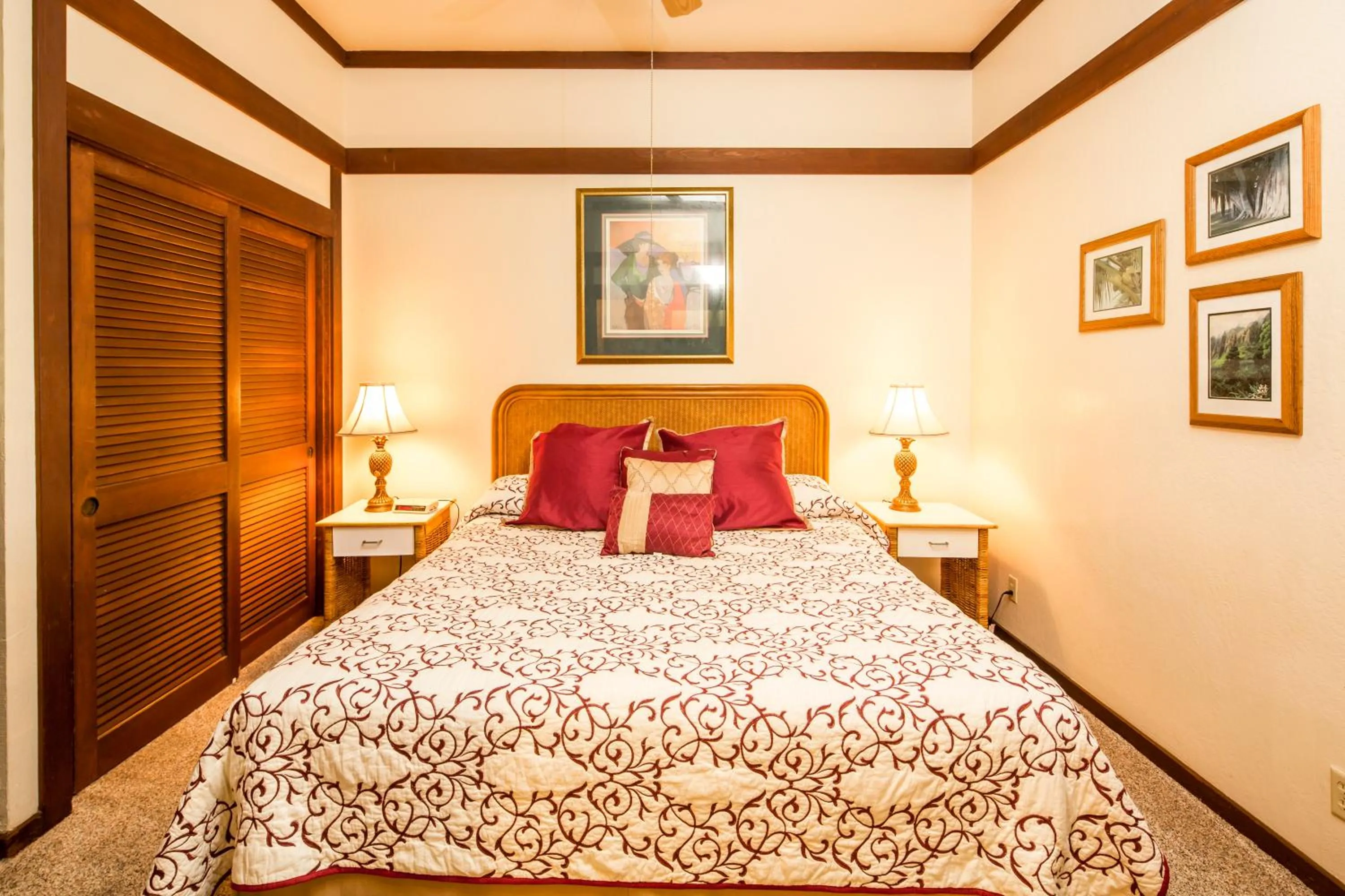 Bedroom, Bed in Kiahuna Plantation and Beach Bungalows by Castle