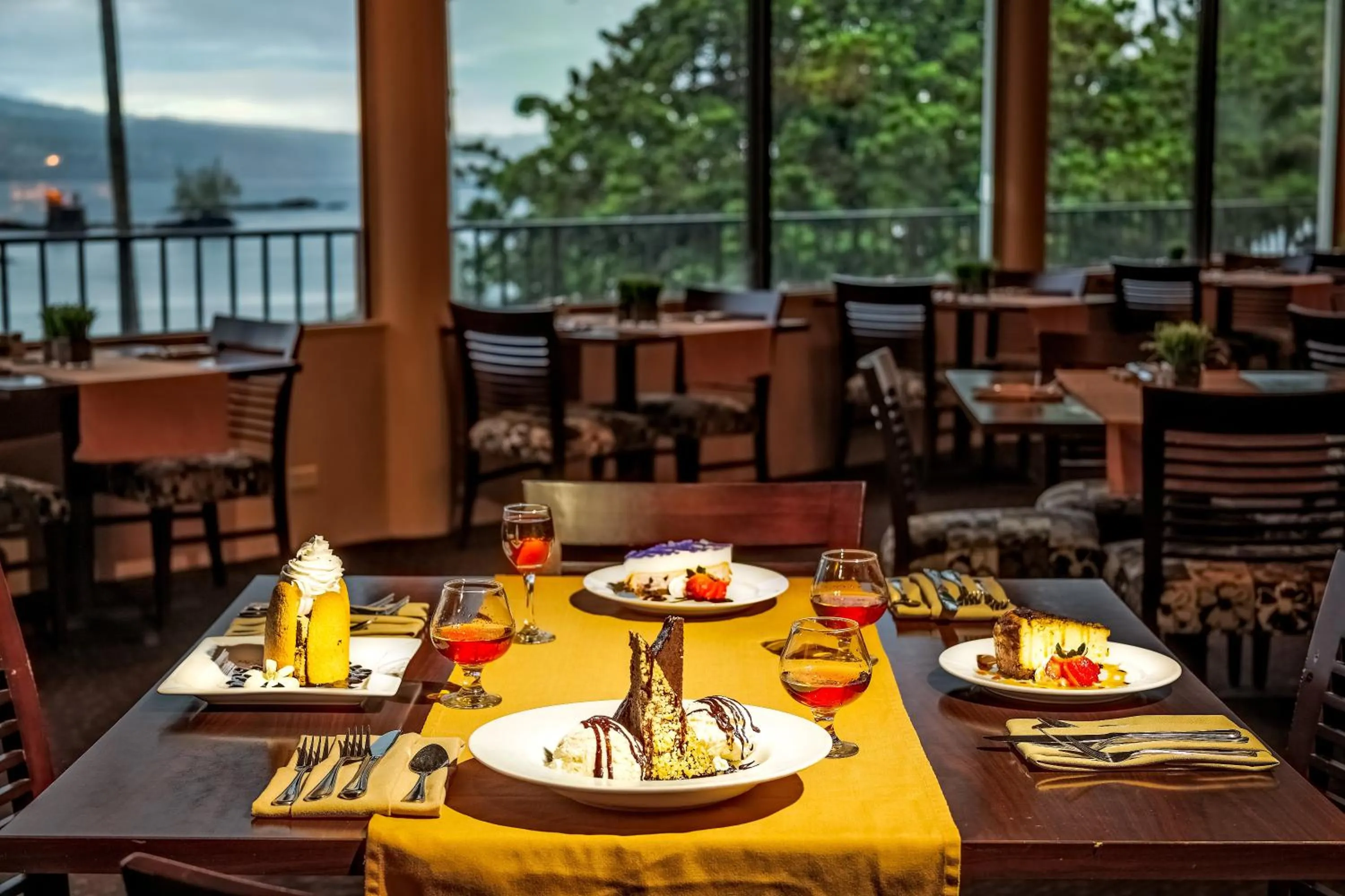 Restaurant/places to eat in Hilo Hawaiian Hotel, Trademark Collection by Wyndham