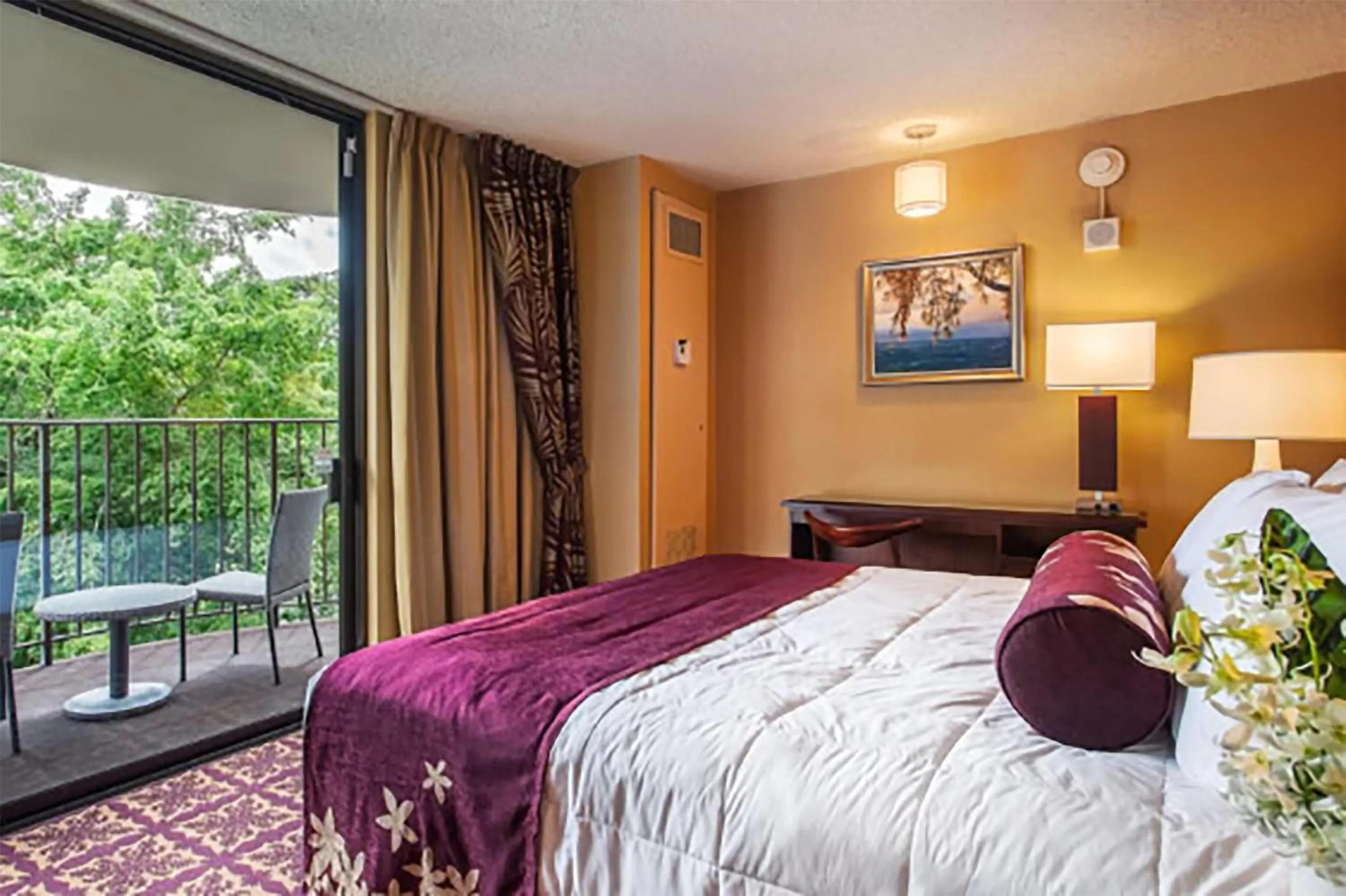 Photo of the whole room, Bed in Hilo Hawaiian Hotel, Trademark Collection by Wyndham