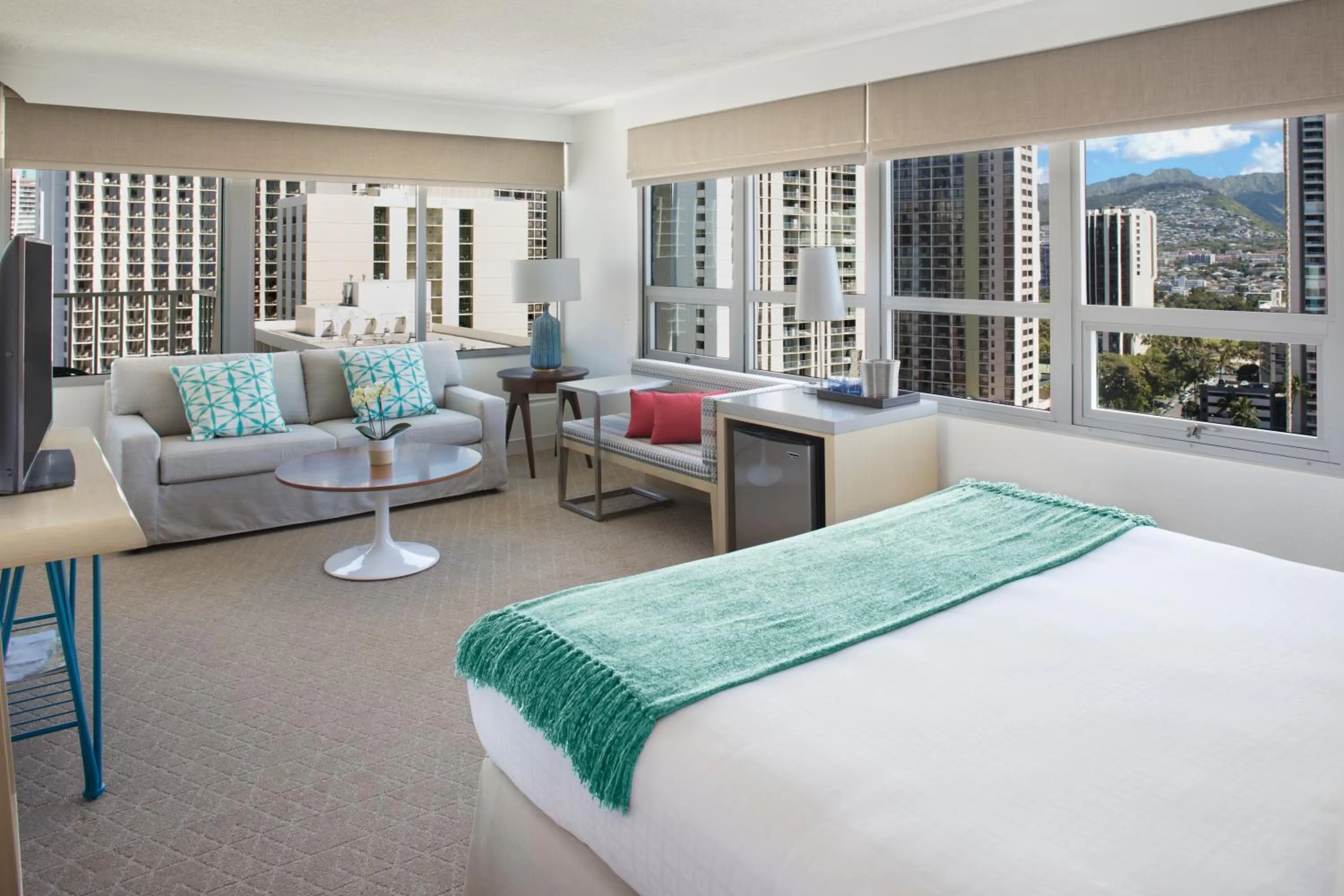 Bedroom, Bed in Queen Kapiolani Hotel