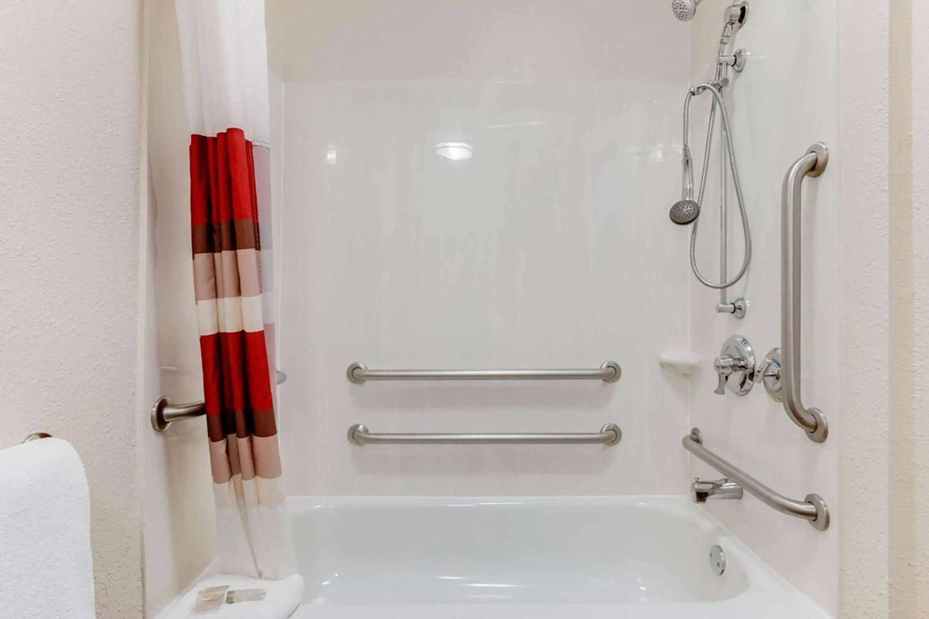 Bathroom in Red Roof Inn PLUS+ Chicago - Northbrook/Deerfield