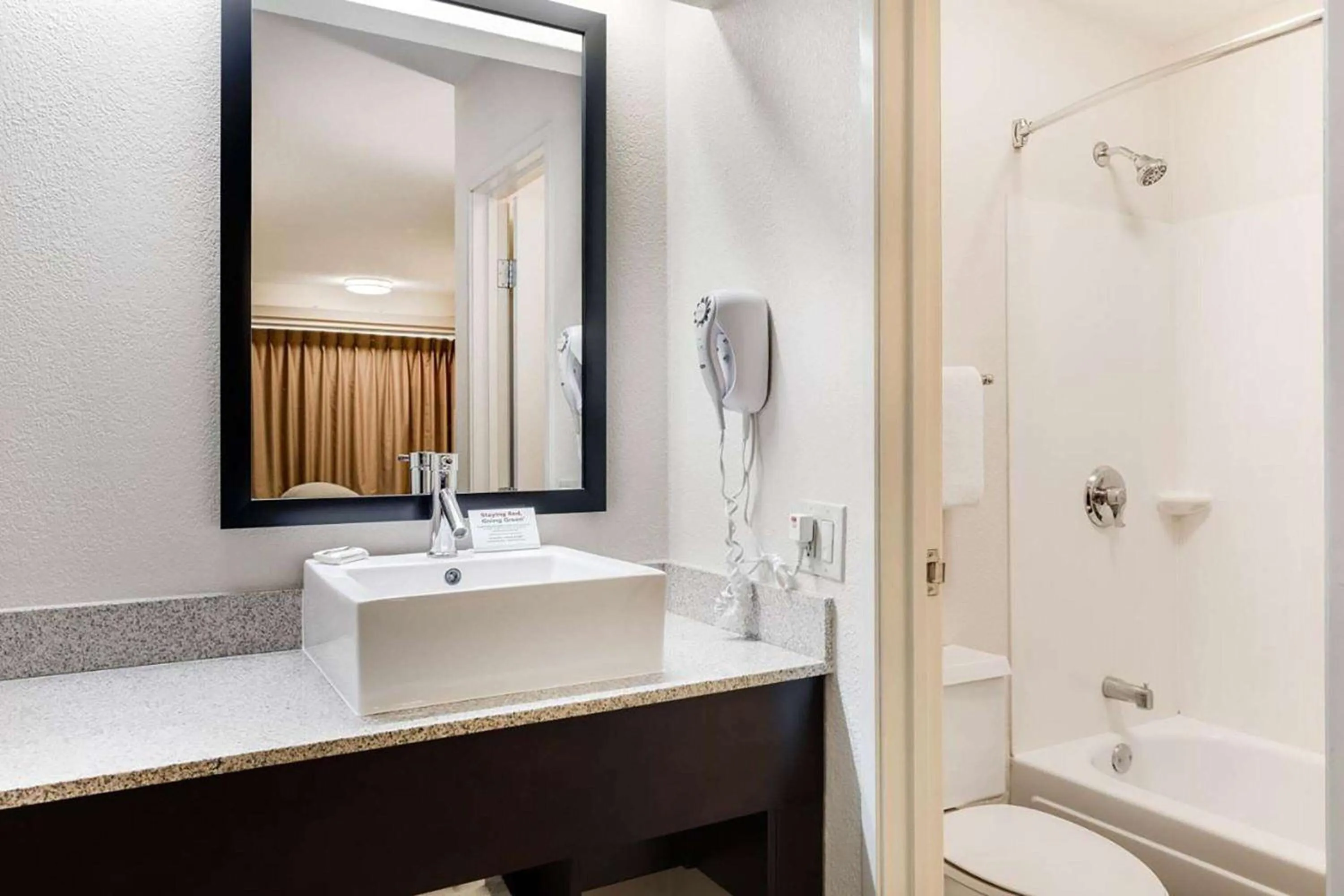 Bathroom in Red Roof Inn PLUS+ Chicago - Northbrook/Deerfield
