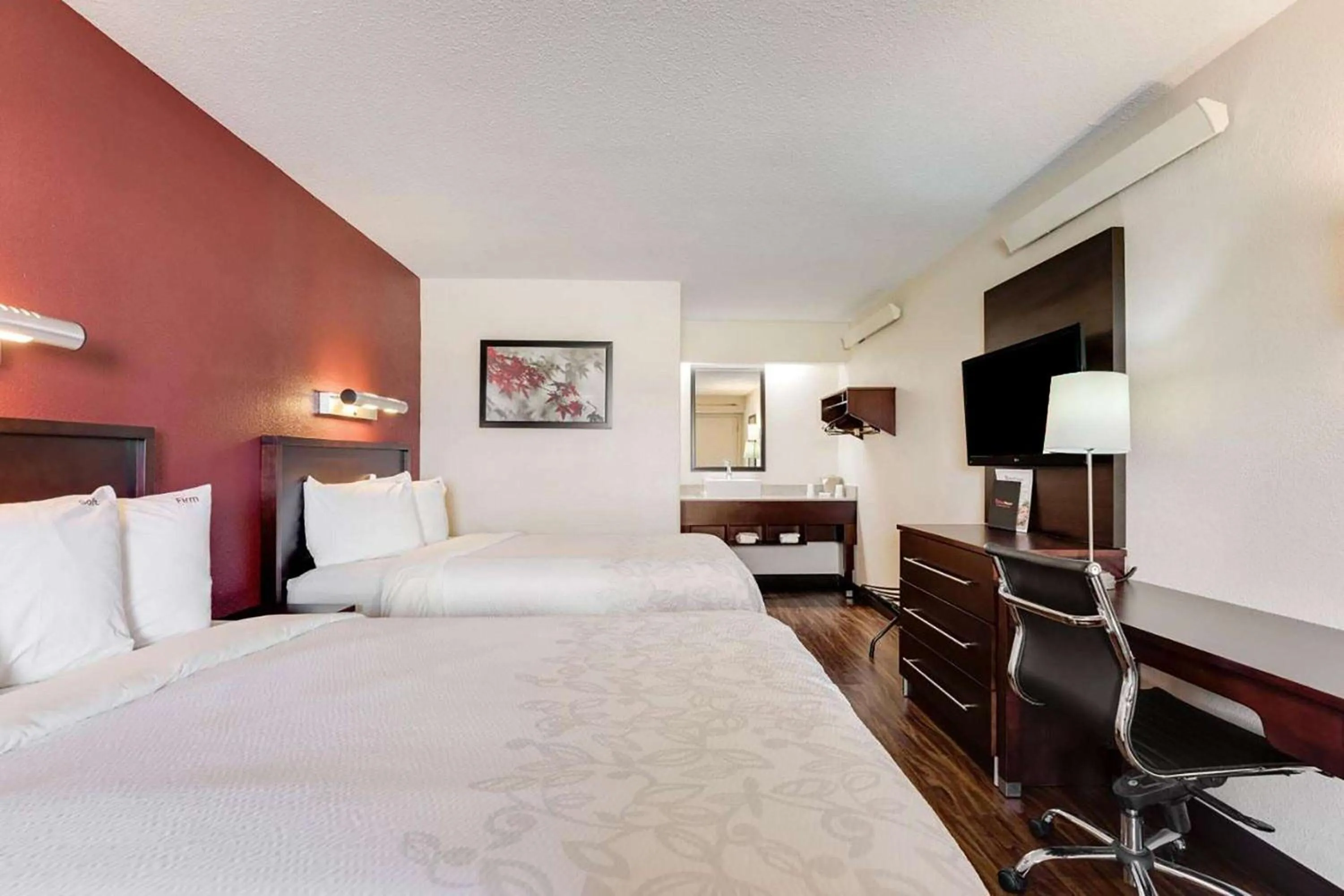 Photo of the whole room, Bed in Red Roof Inn PLUS+ Chicago - Northbrook/Deerfield