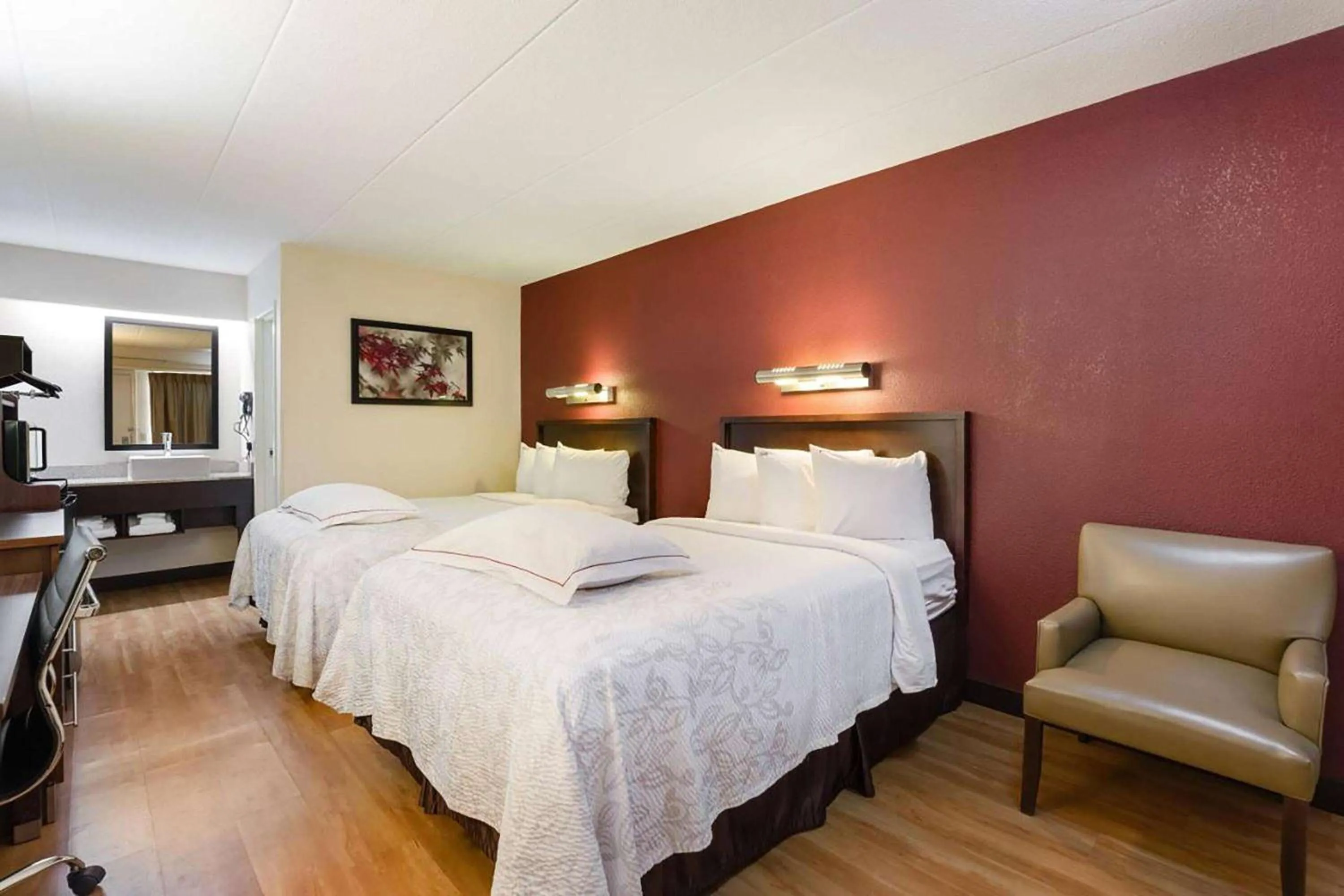 Photo of the whole room, Bed in Red Roof Inn PLUS+ Chicago - Northbrook/Deerfield