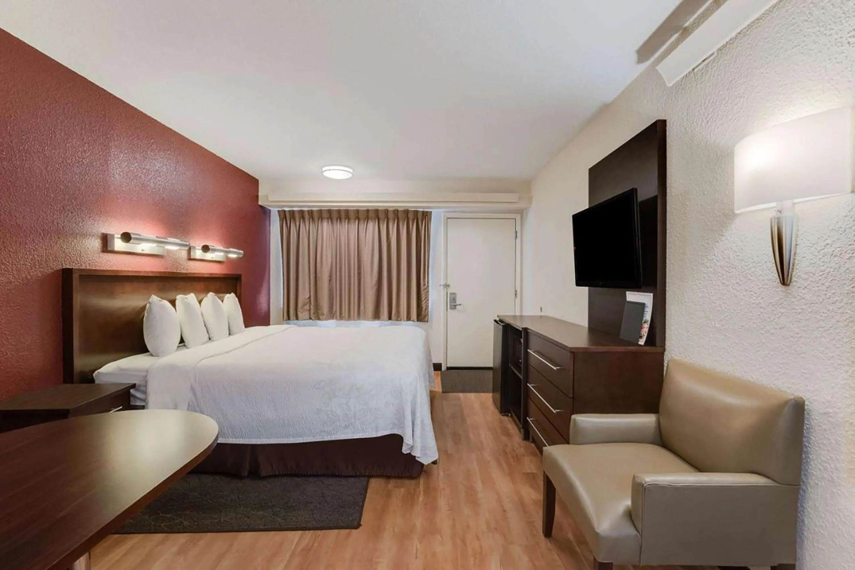 Photo of the whole room, Bed in Red Roof Inn PLUS+ Chicago - Northbrook/Deerfield