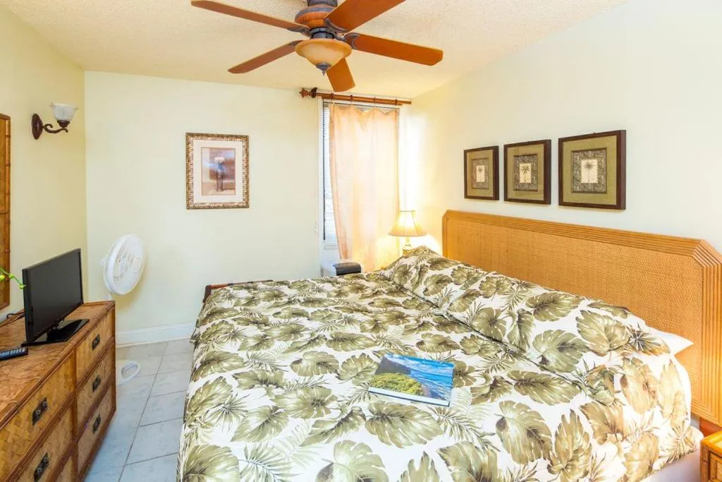 Bedroom, Bed in Castle Kama'ole Sands